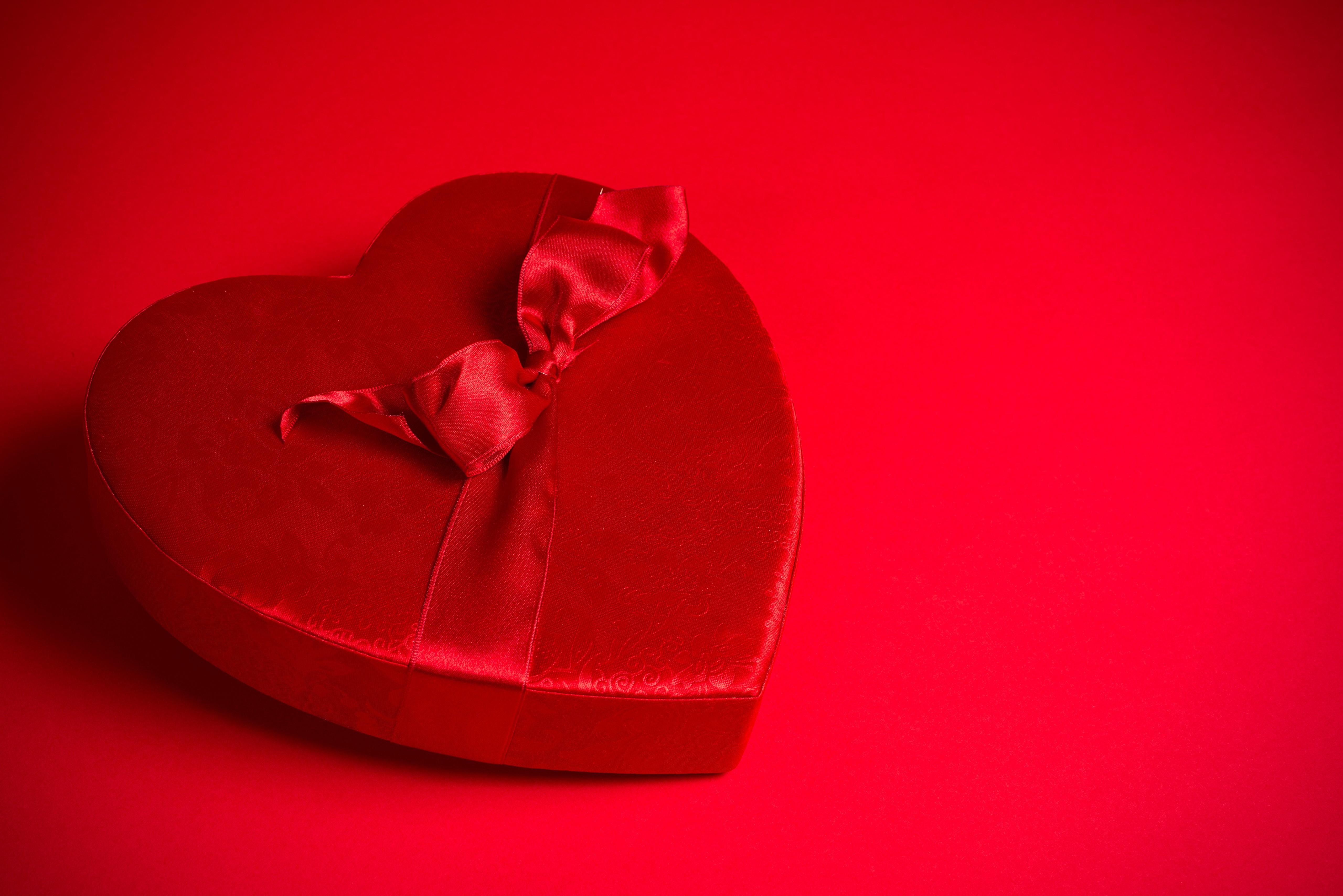 Red Heart-shaped gift box with bow HD Wallpaper
