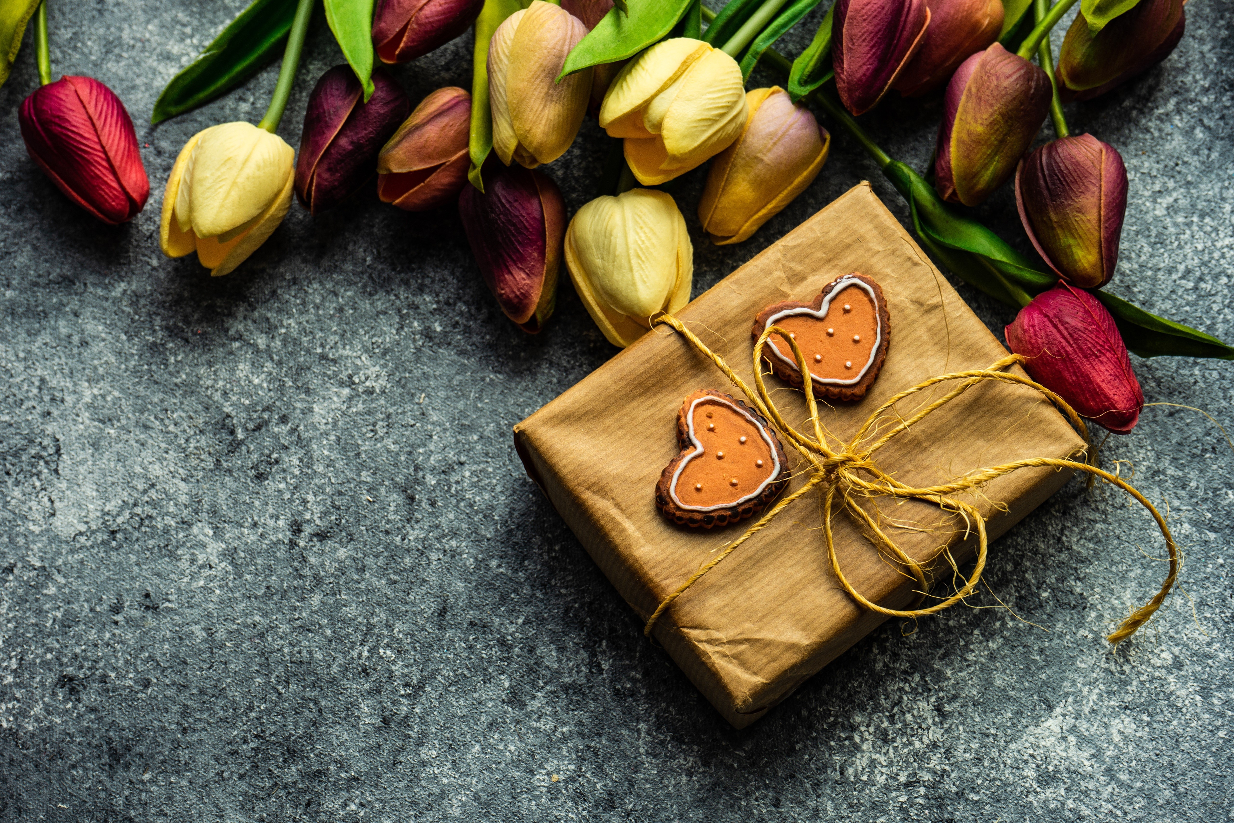 Gift box with tulips and heart cookies HD Wallpaper
