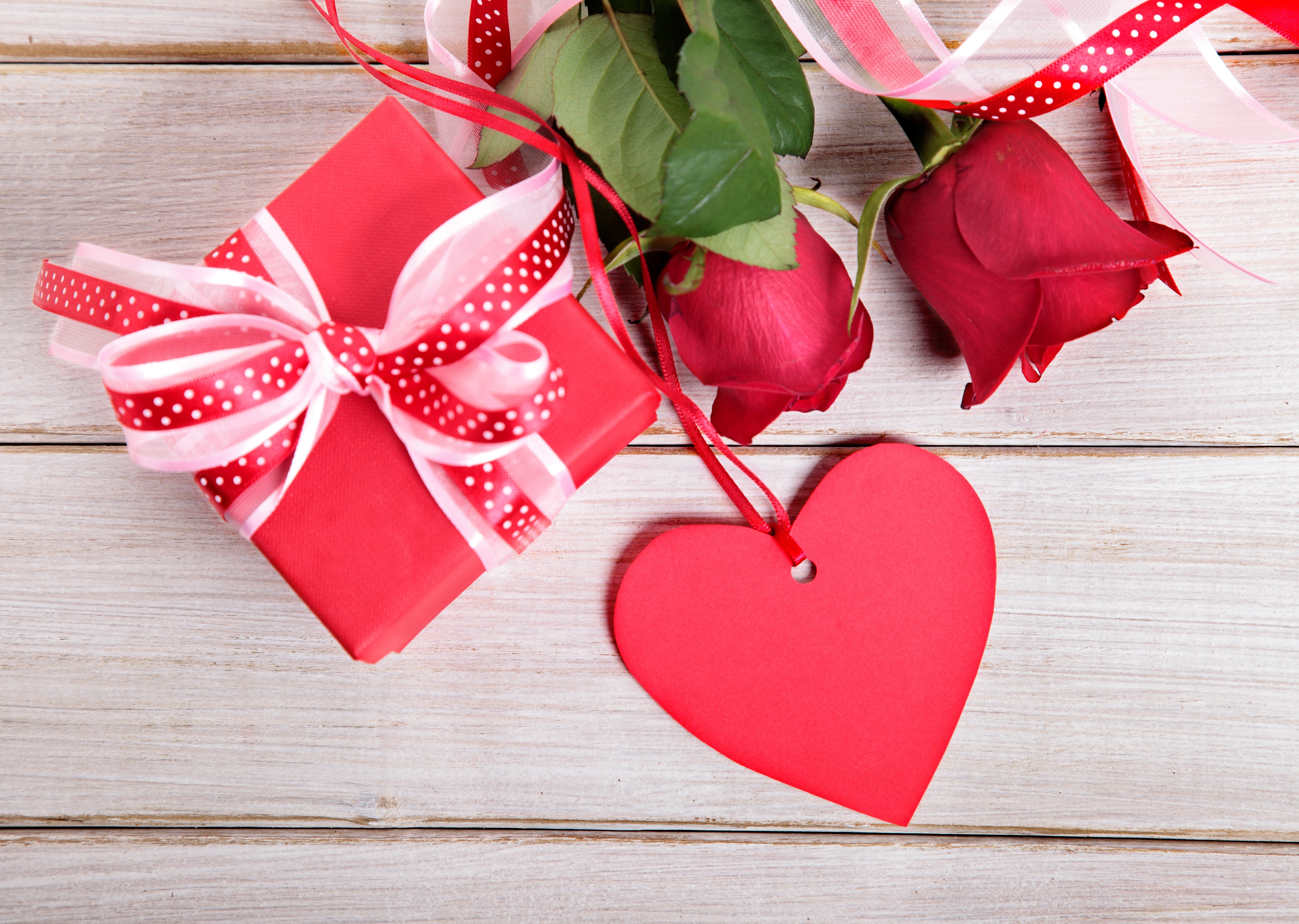 Red gift box with roses and heart tag HD Wallpaper