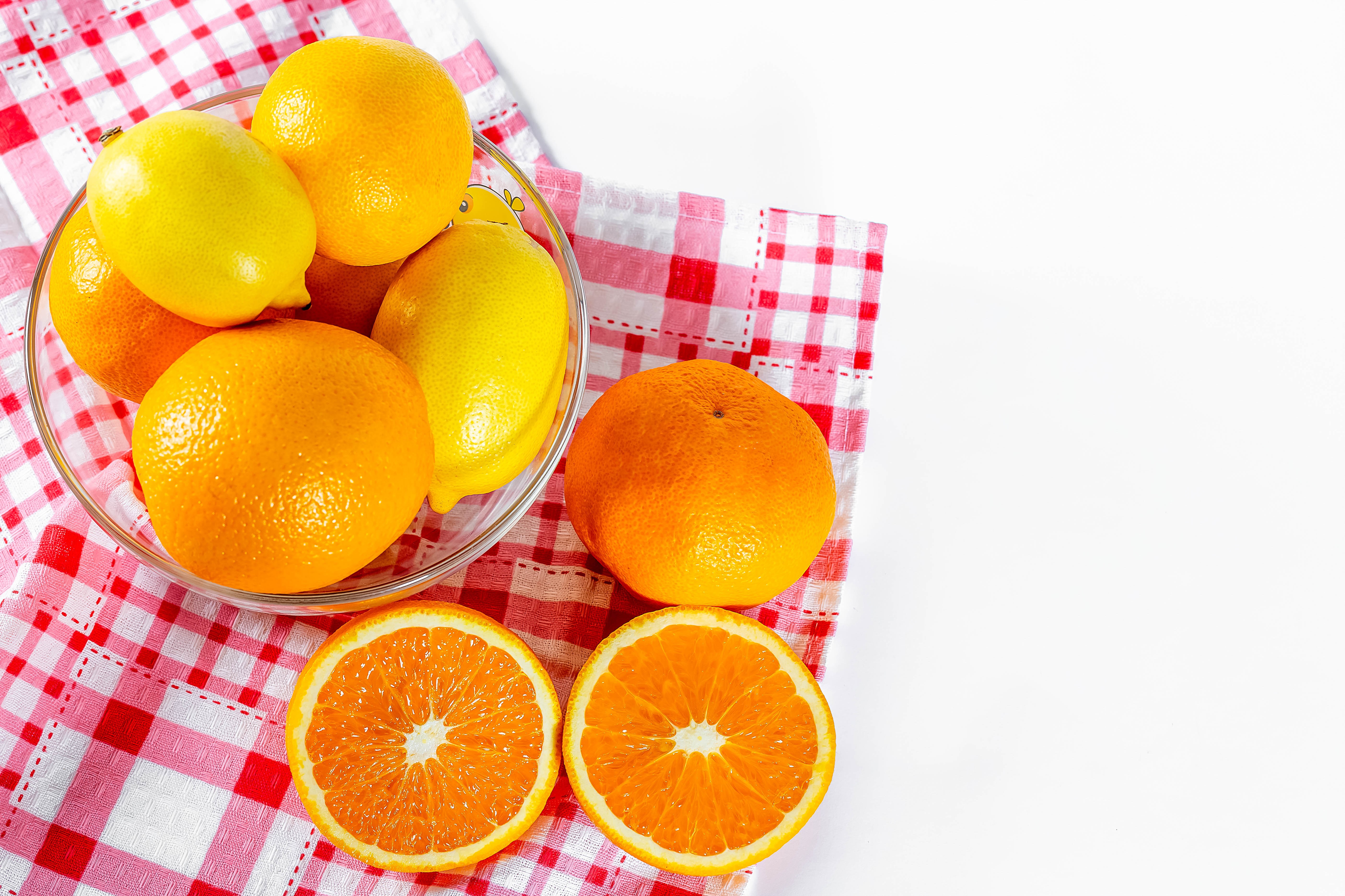 Oranges and lemons on a checkered cloth HD Wallpaper