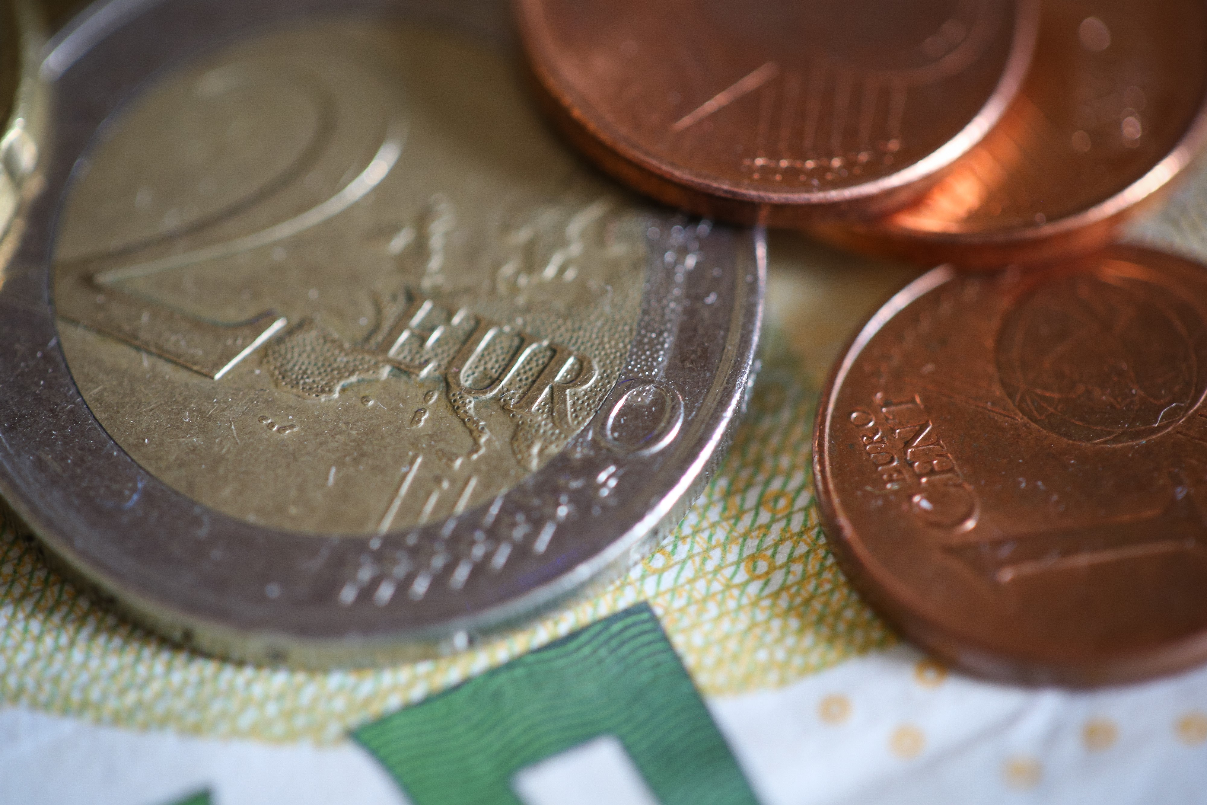 4K Euro Coins and Banknote HD Wallpaper