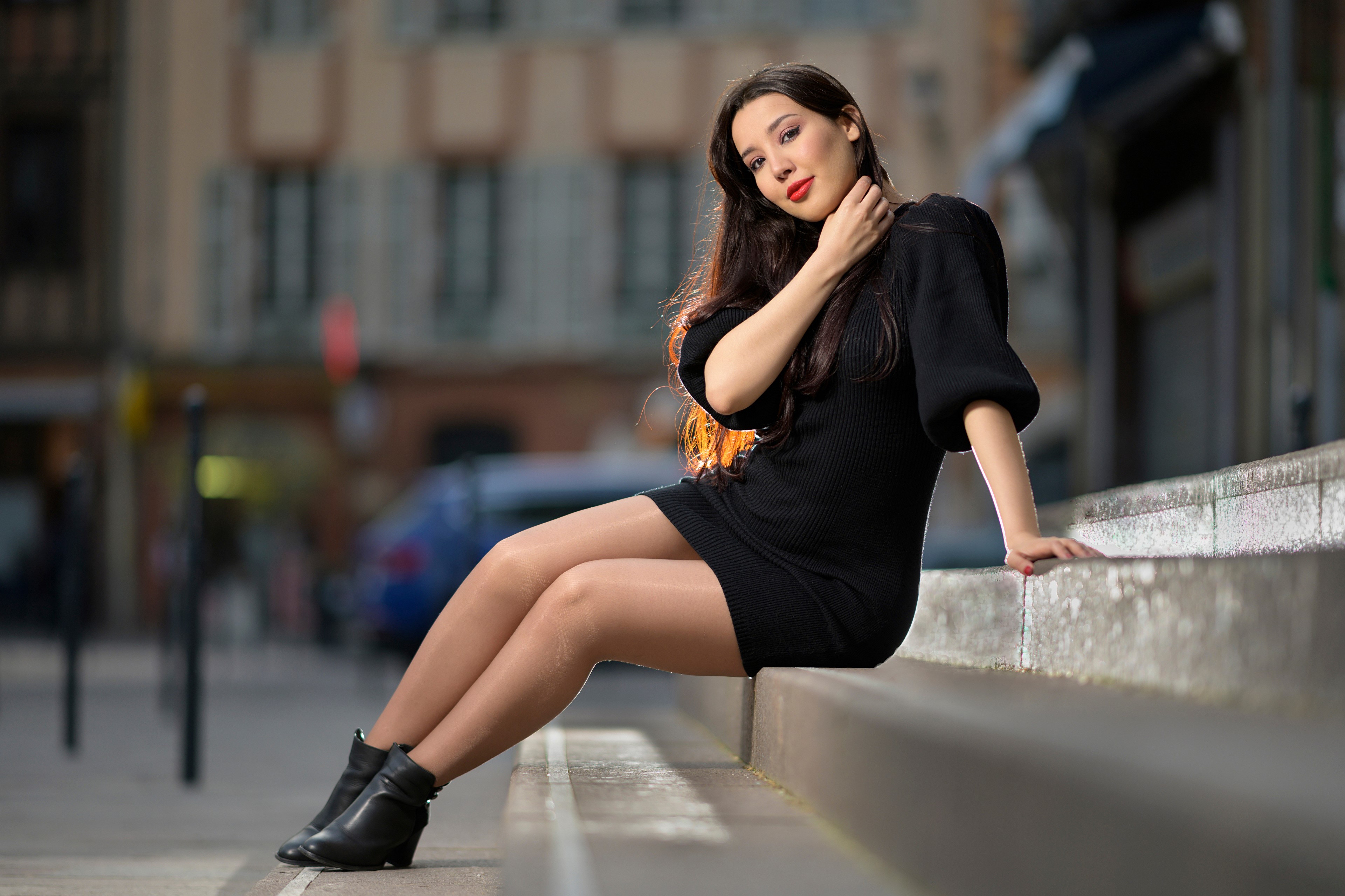 Sarah sitting on stairs HD Wallpaper