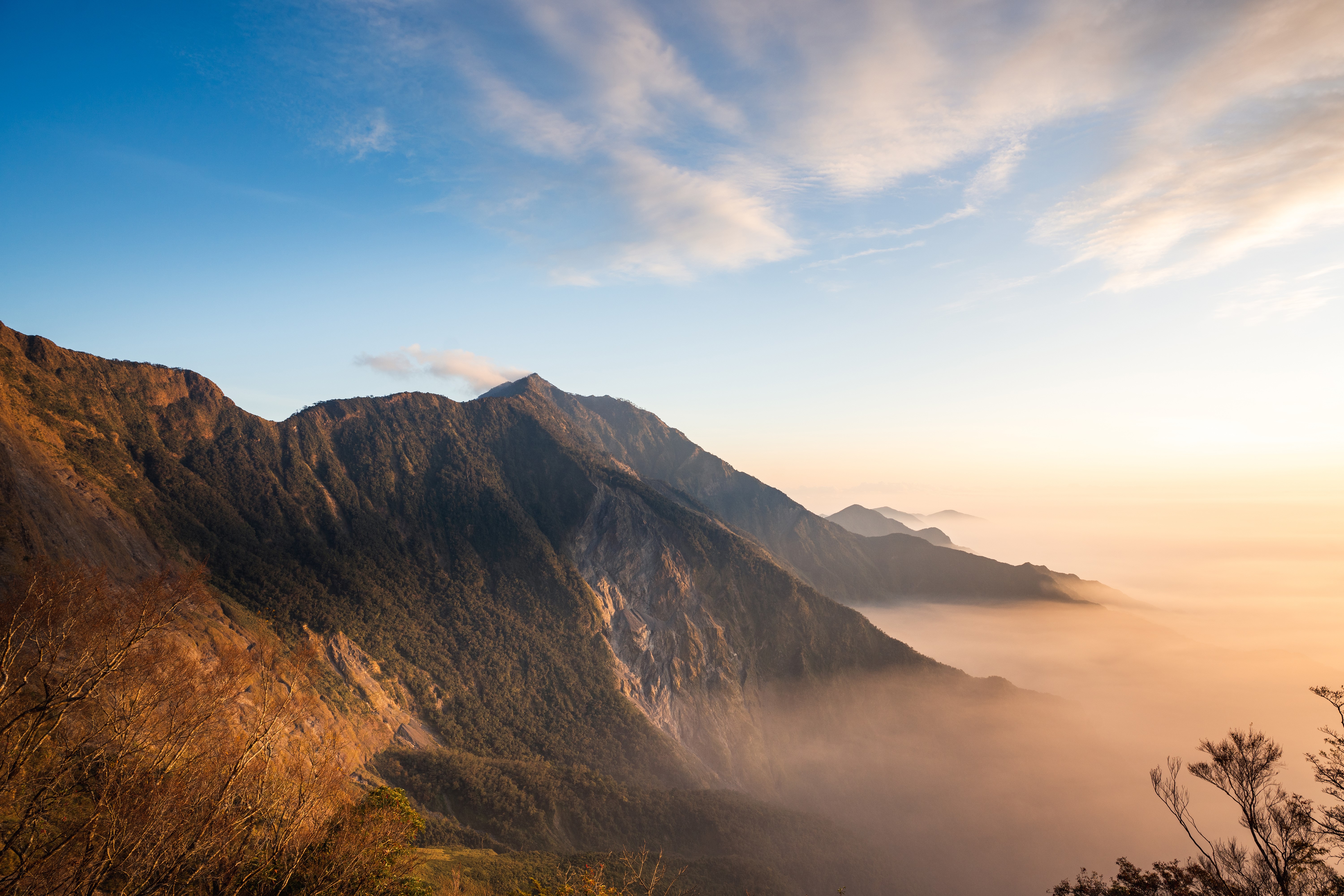 Mountains and Fog at Sunrise, Beidawu National Trail, Taiwan HD Wallpaper