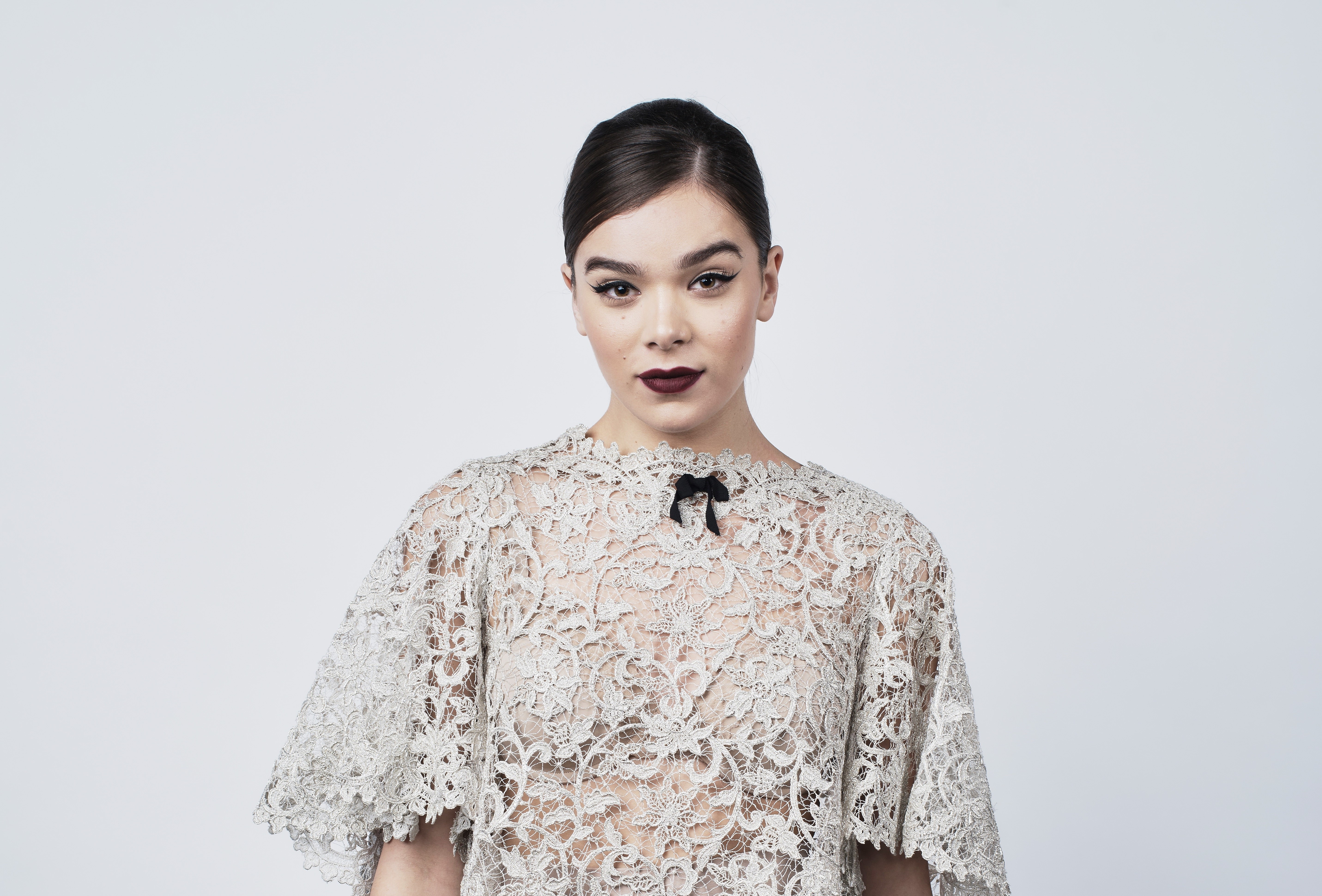 Hailee Steinfeld in lace dress with black bow HD Wallpaper