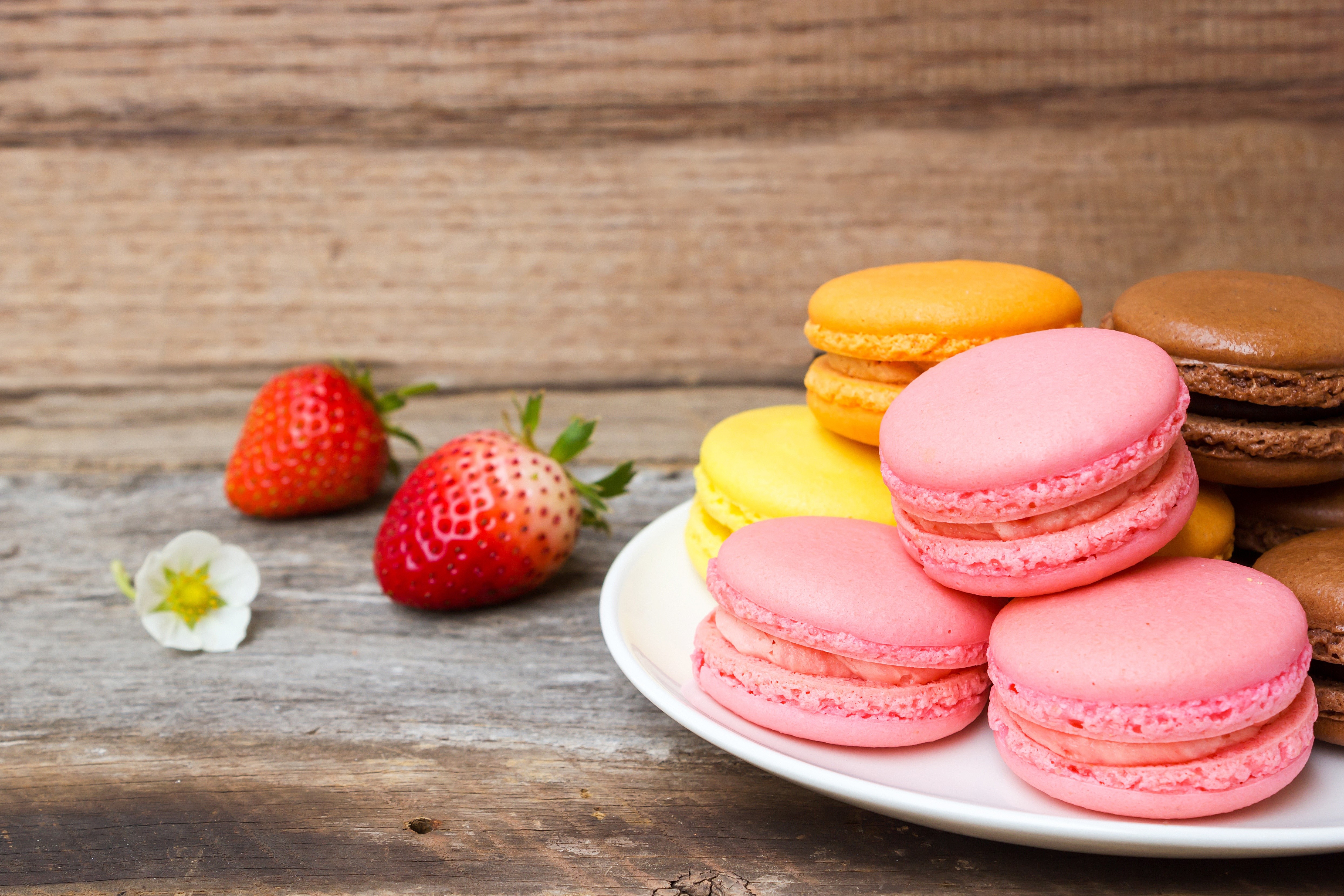 Pink and orange macarons with strawberries HD Wallpaper