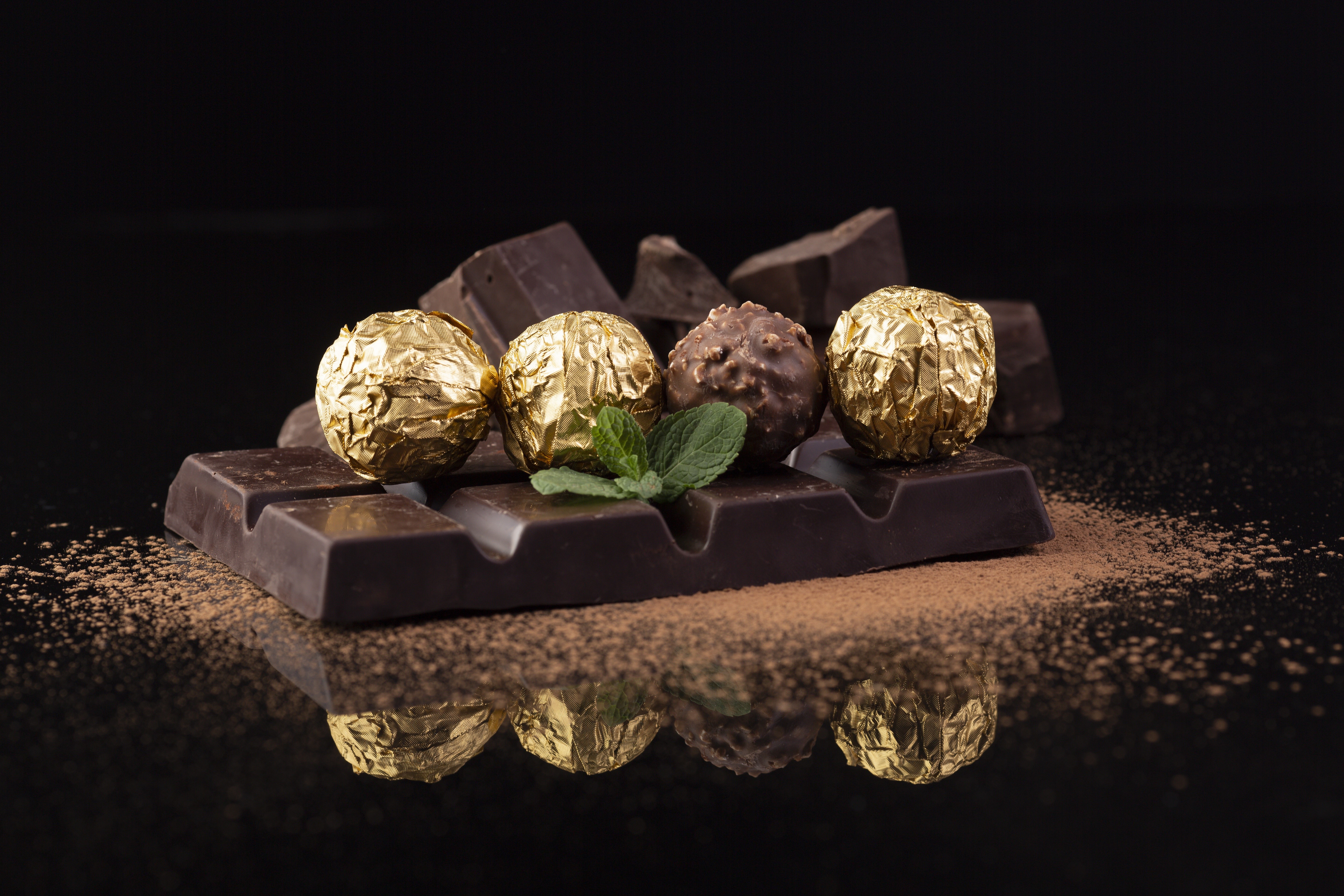 Chocolate bar with Ferrero Rocher candies and mint HD Wallpaper