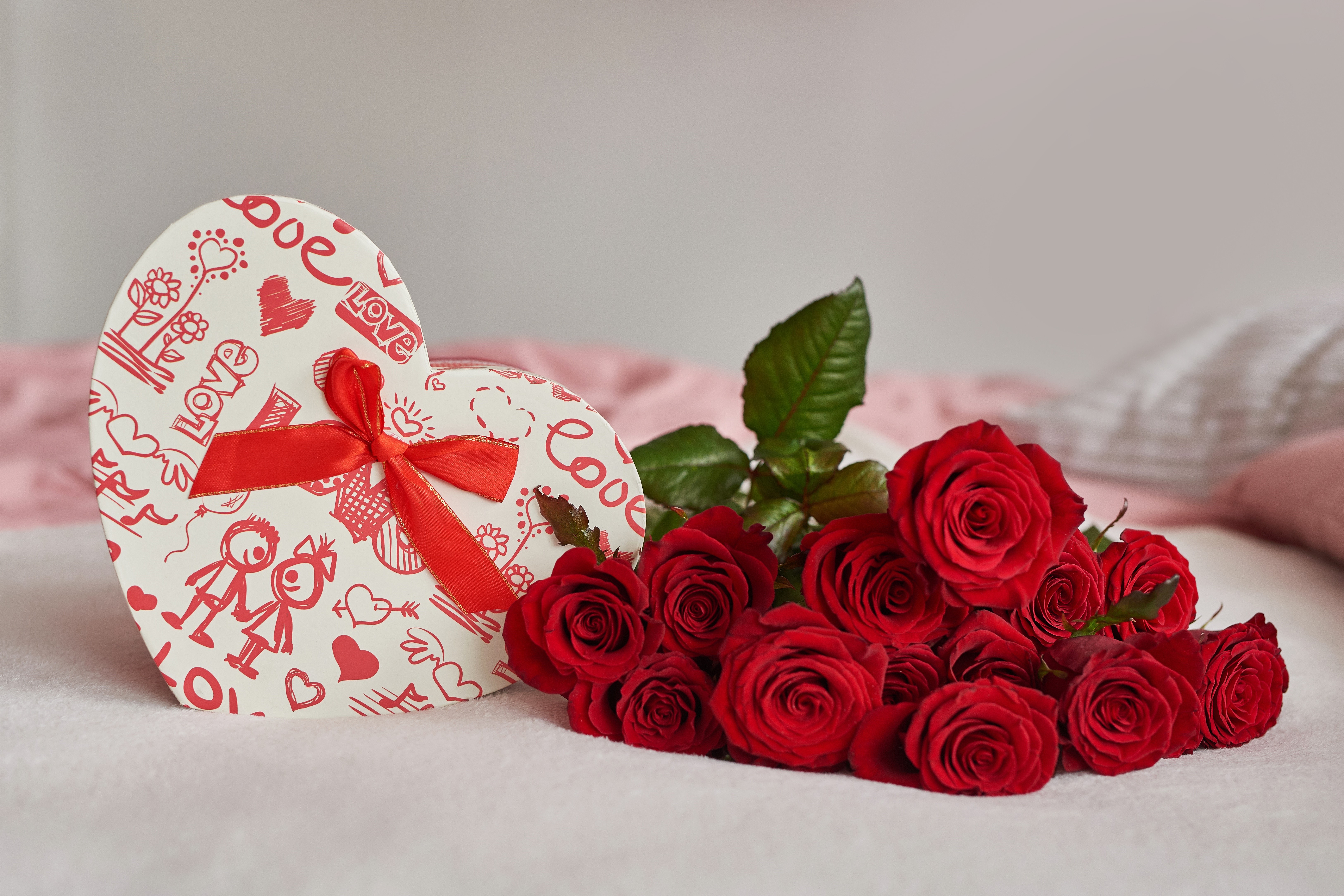 Heart-shaped gift box with red roses HD Wallpaper