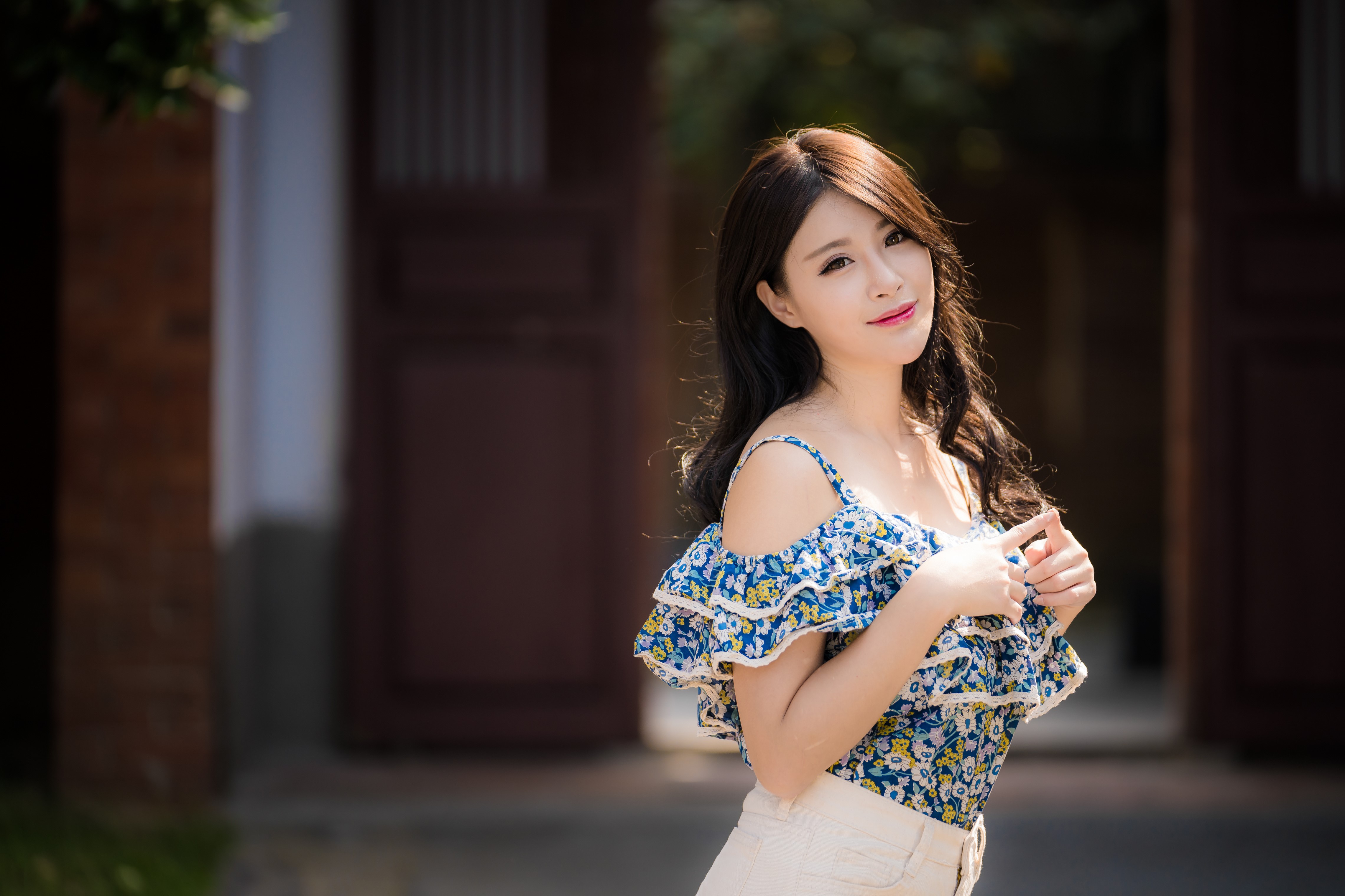 4K Asian Woman Posing with Bokeh Effect HD Wallpaper