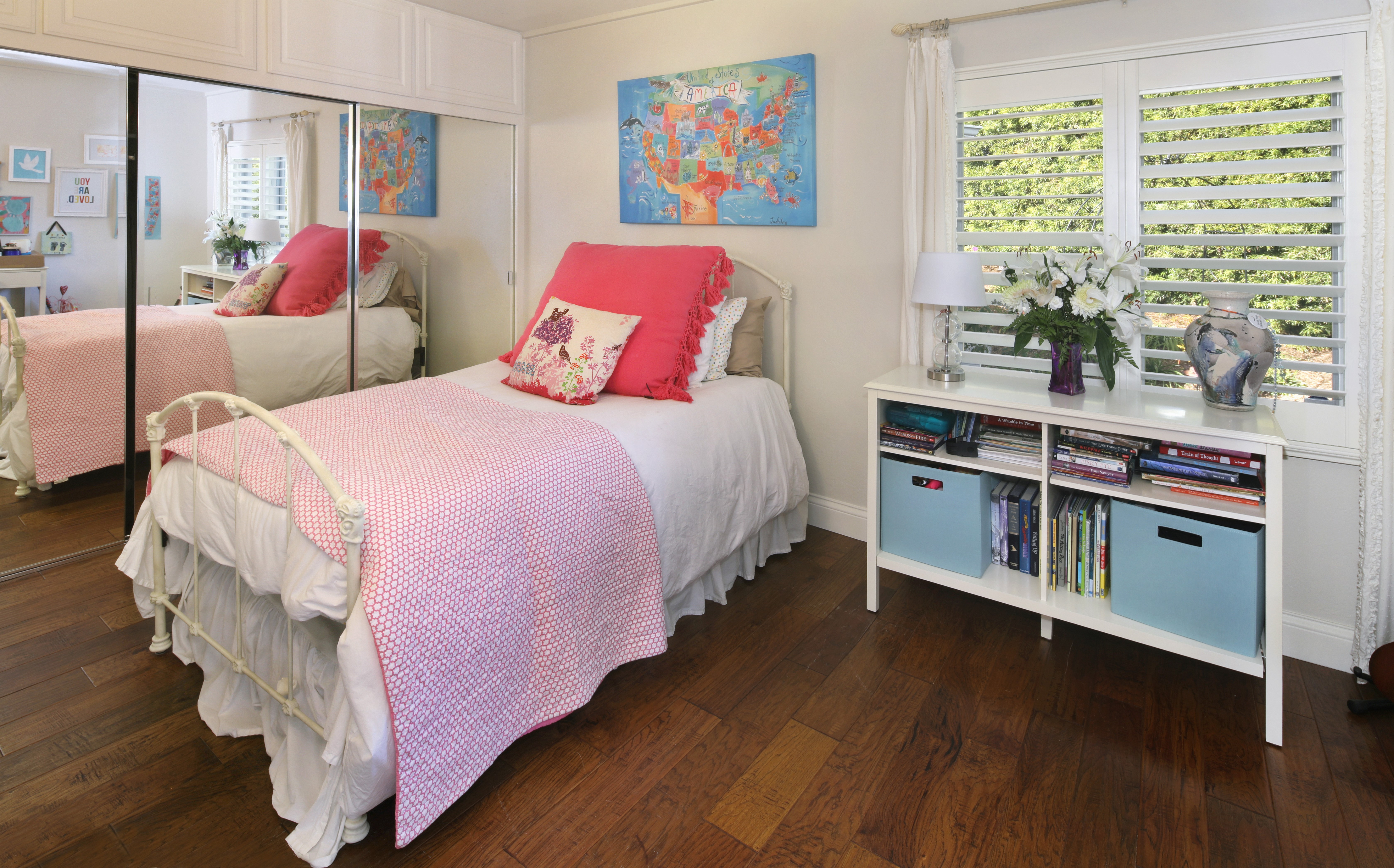 Bedroom with twin bed and mirrored closet HD Wallpaper