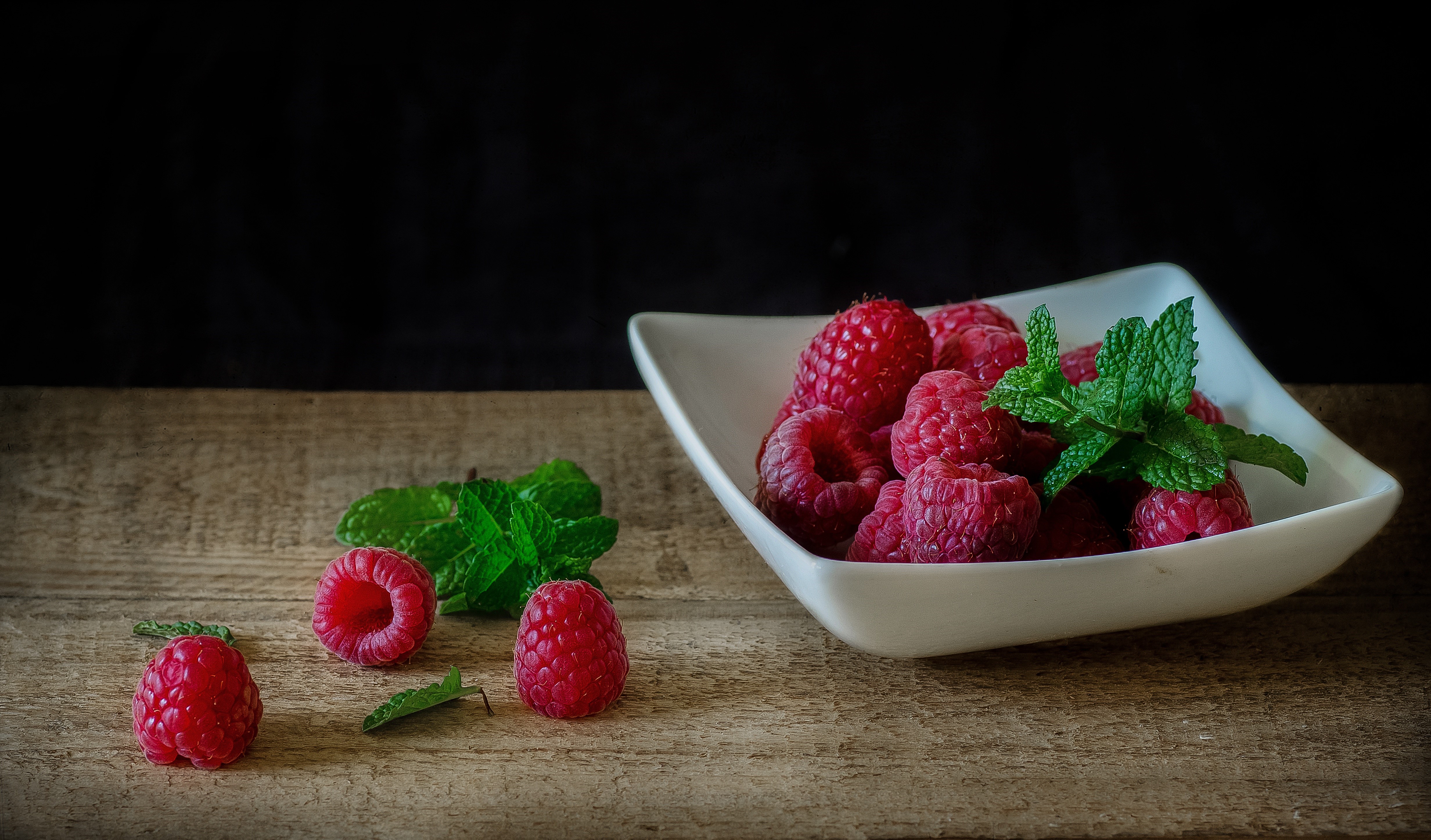 Raspberries and mint in a bowl HD Wallpaper