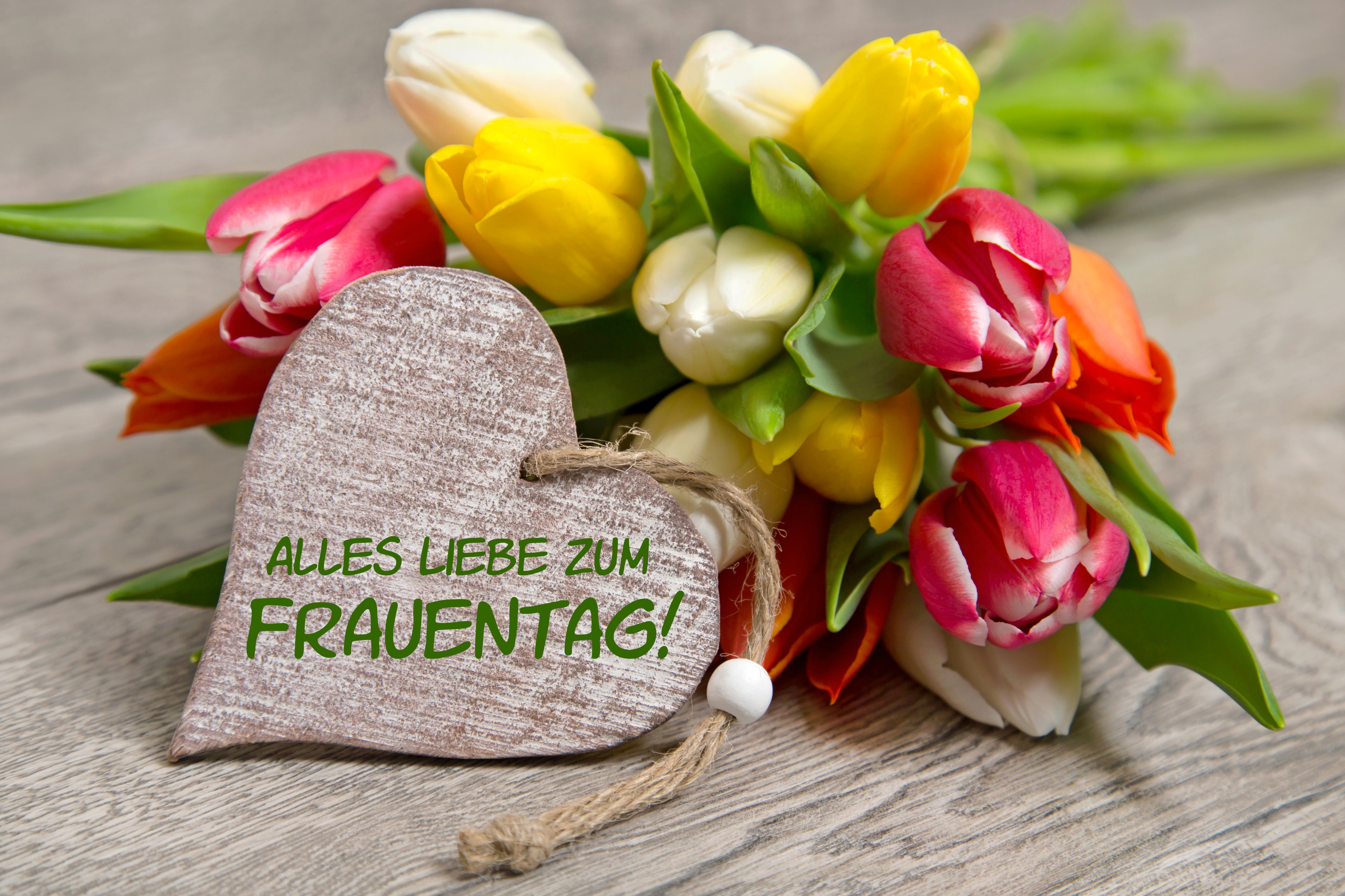 Tulips and a heart decoration for Frauen Tag HD Wallpaper
