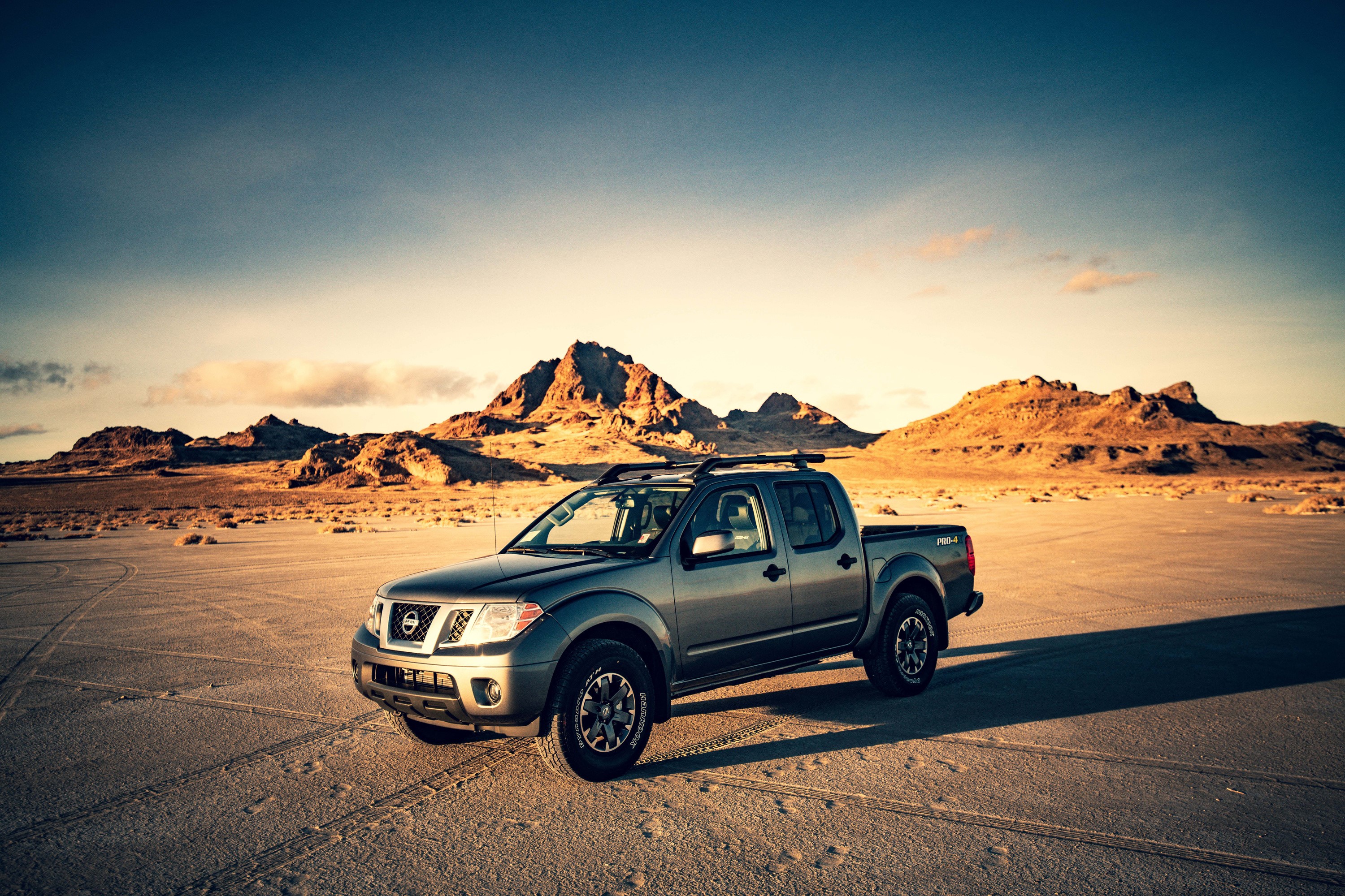 Grey Nissan Frontier Pro-4X Crew Cab in desert landscape HD Wallpaper