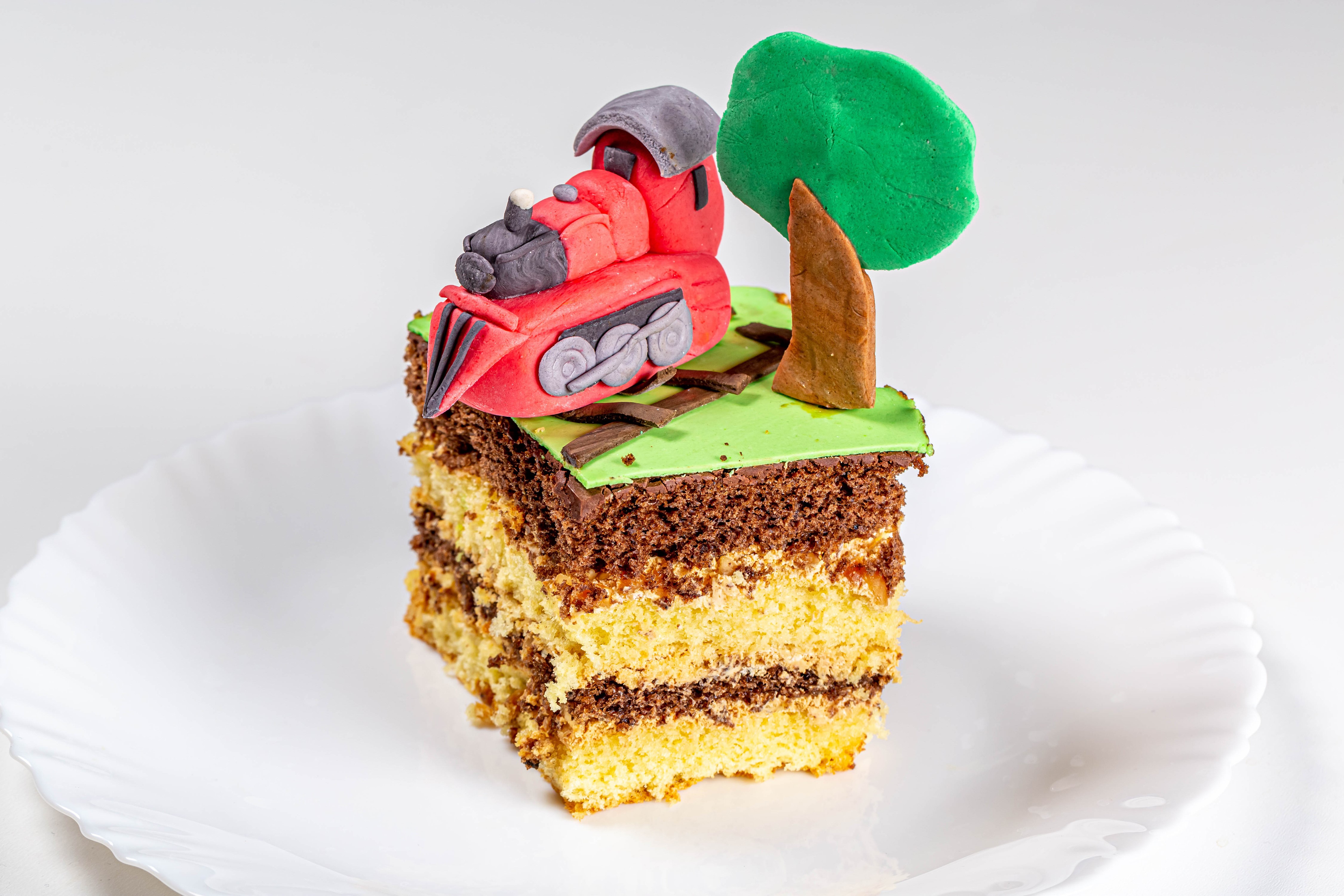 Slice of cake with train decoration HD Wallpaper