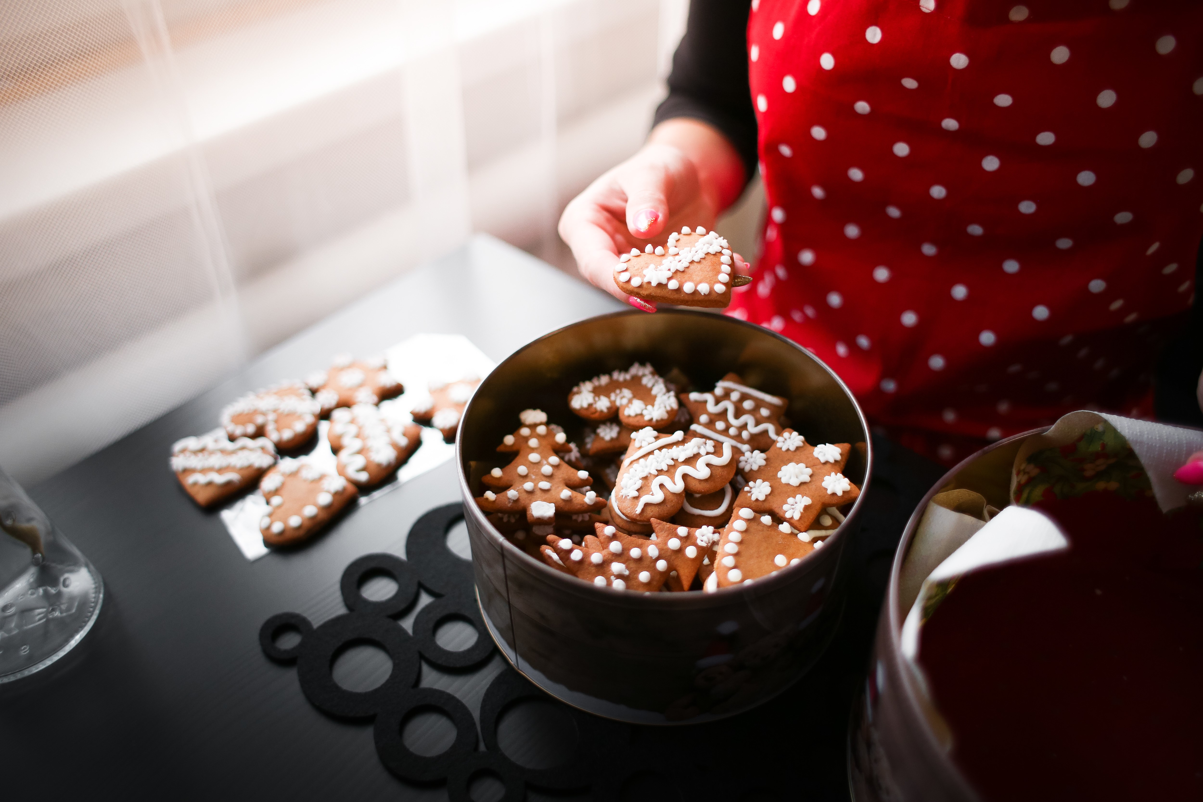 Gingerbread cookies in a tin HD Wallpaper