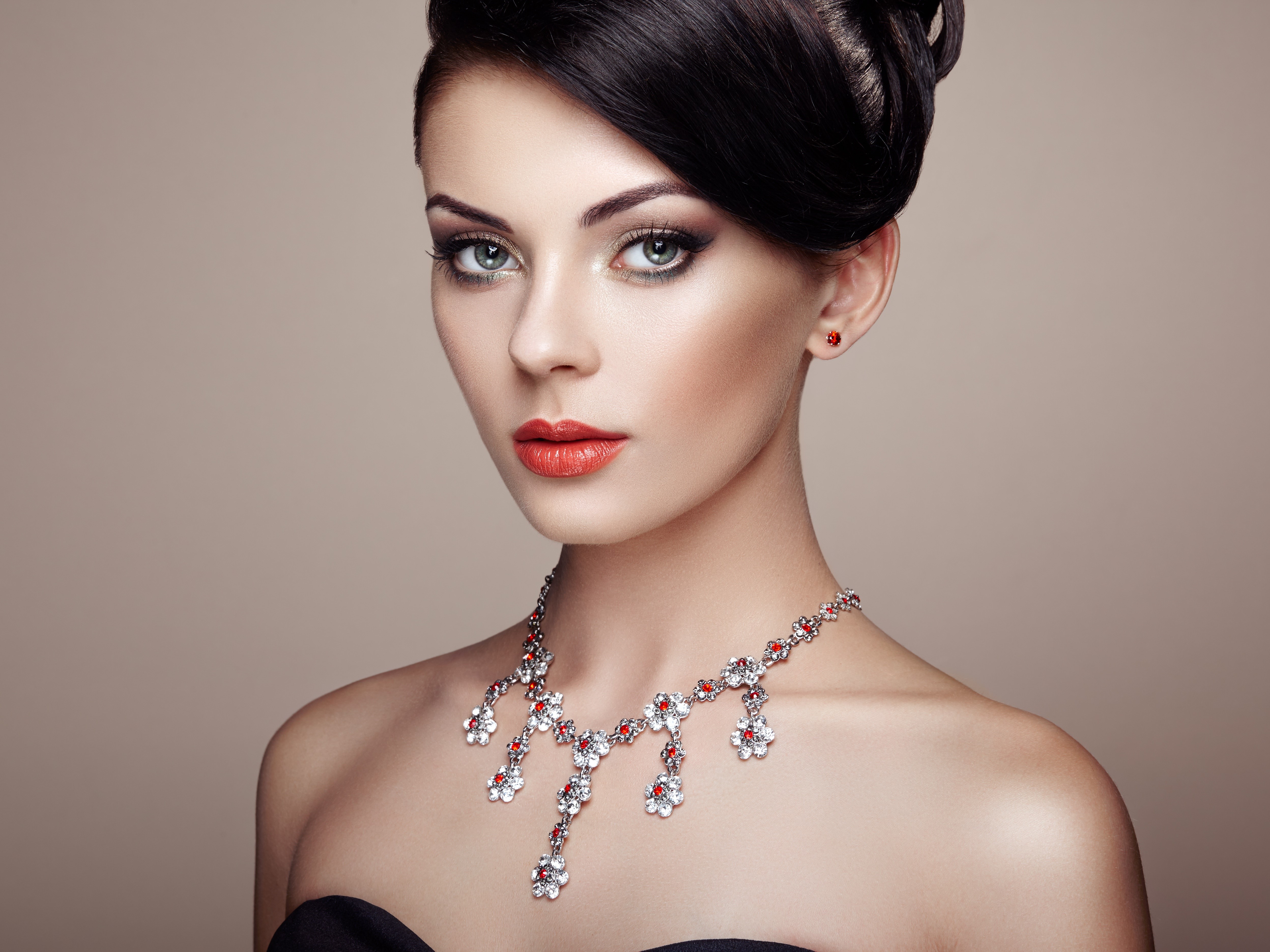 4K Portrait of Brunette Model with Necklace HD Wallpaper