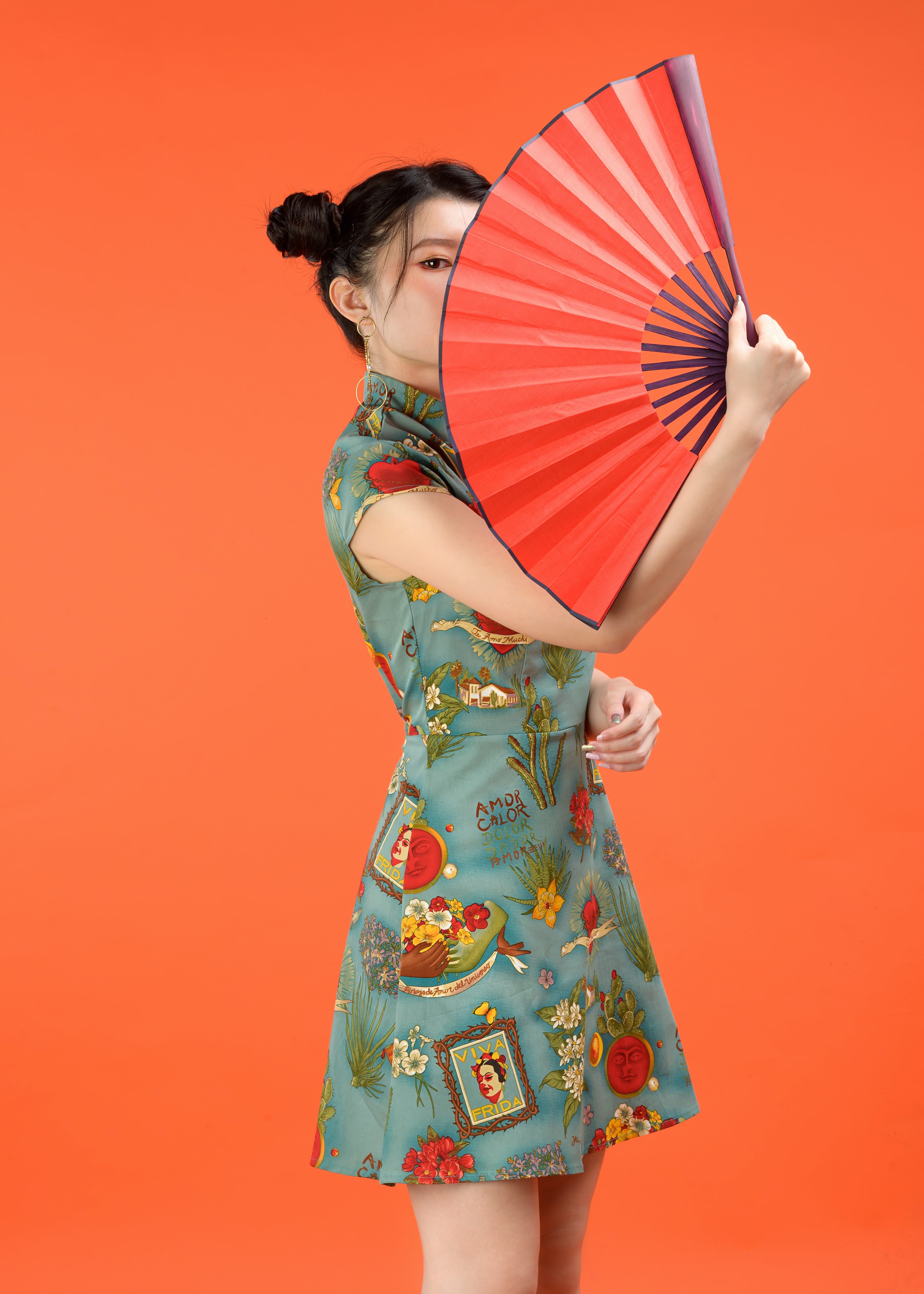 Woman in a patterned dress holding a fan HD Phone Wallpaper