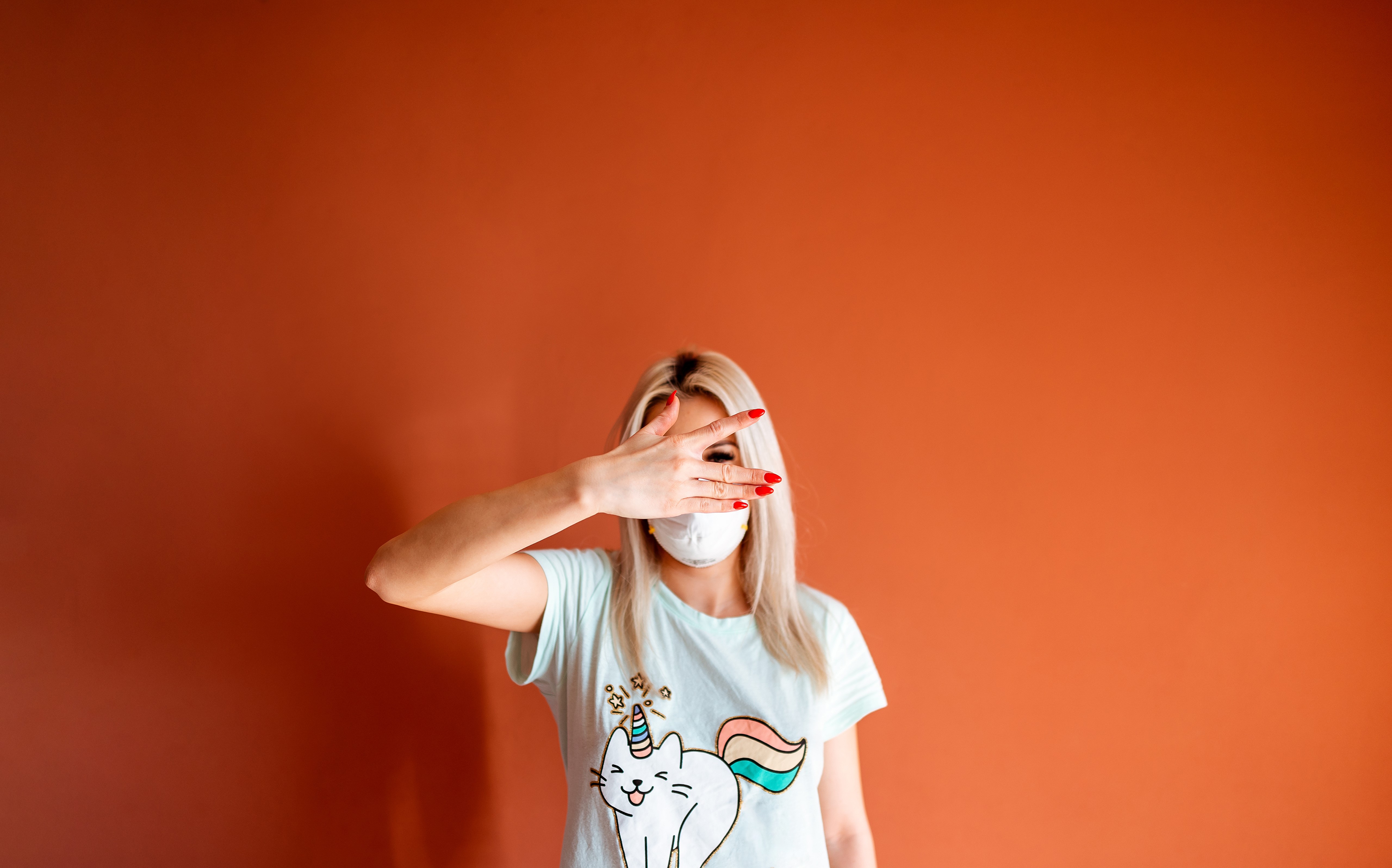 Blonde girl wearing a mask and t-shirt with unicorn cat HD Wallpaper