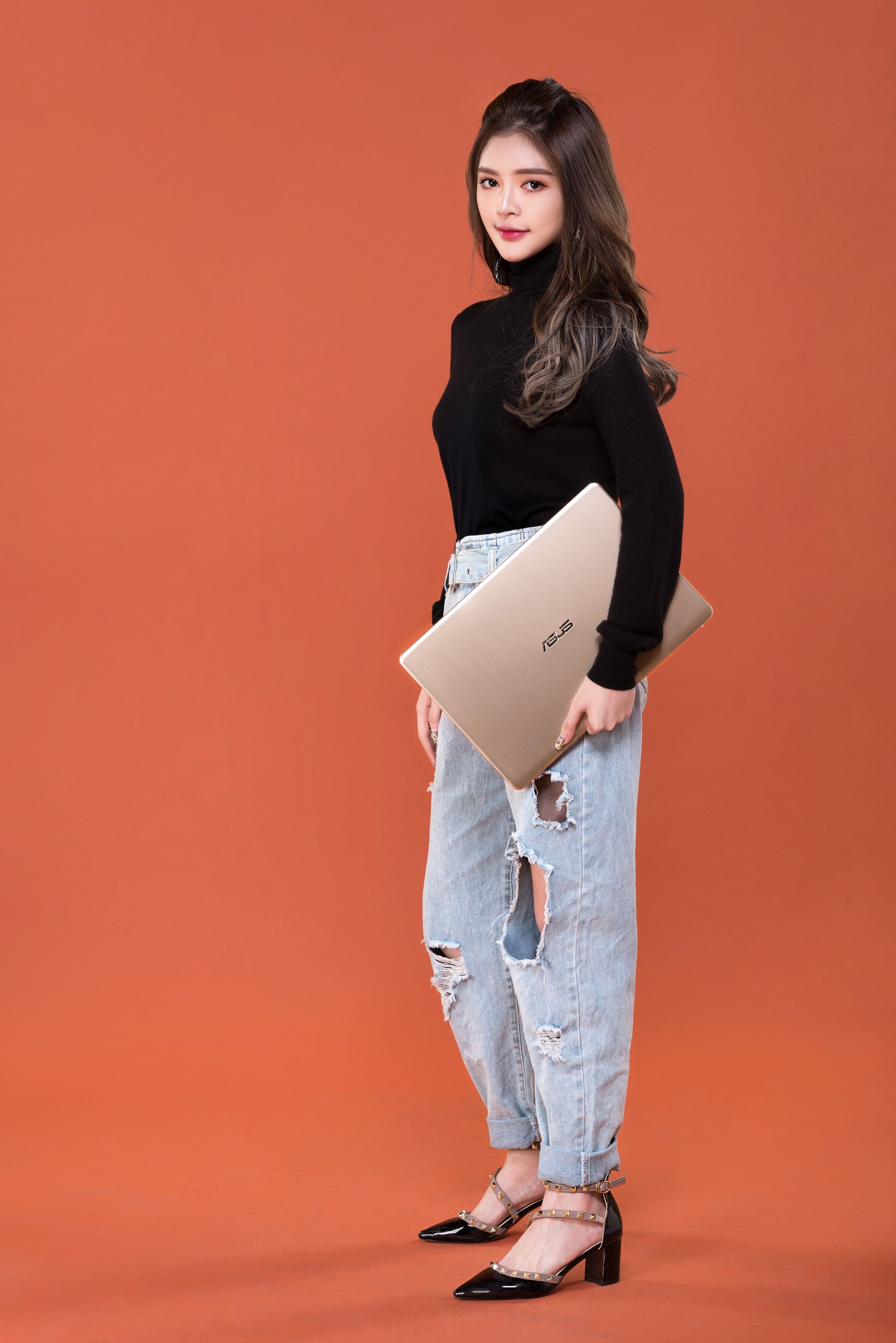 Woman holding an ASUS laptop HD Phone Wallpaper