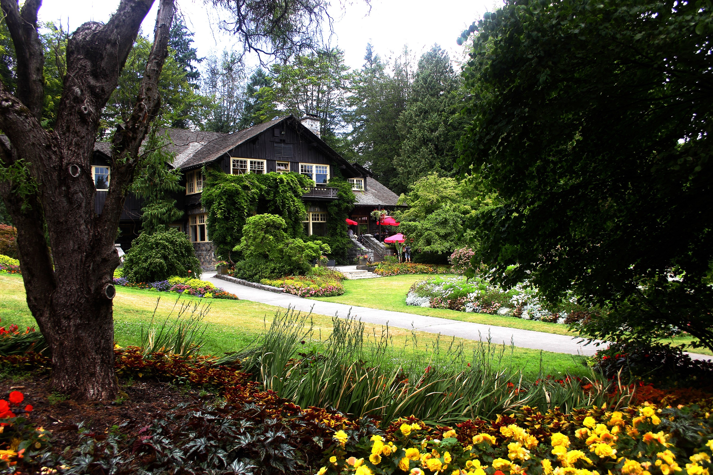 Stanley Park House with Gardens in Vancouver, Canada HD Wallpaper