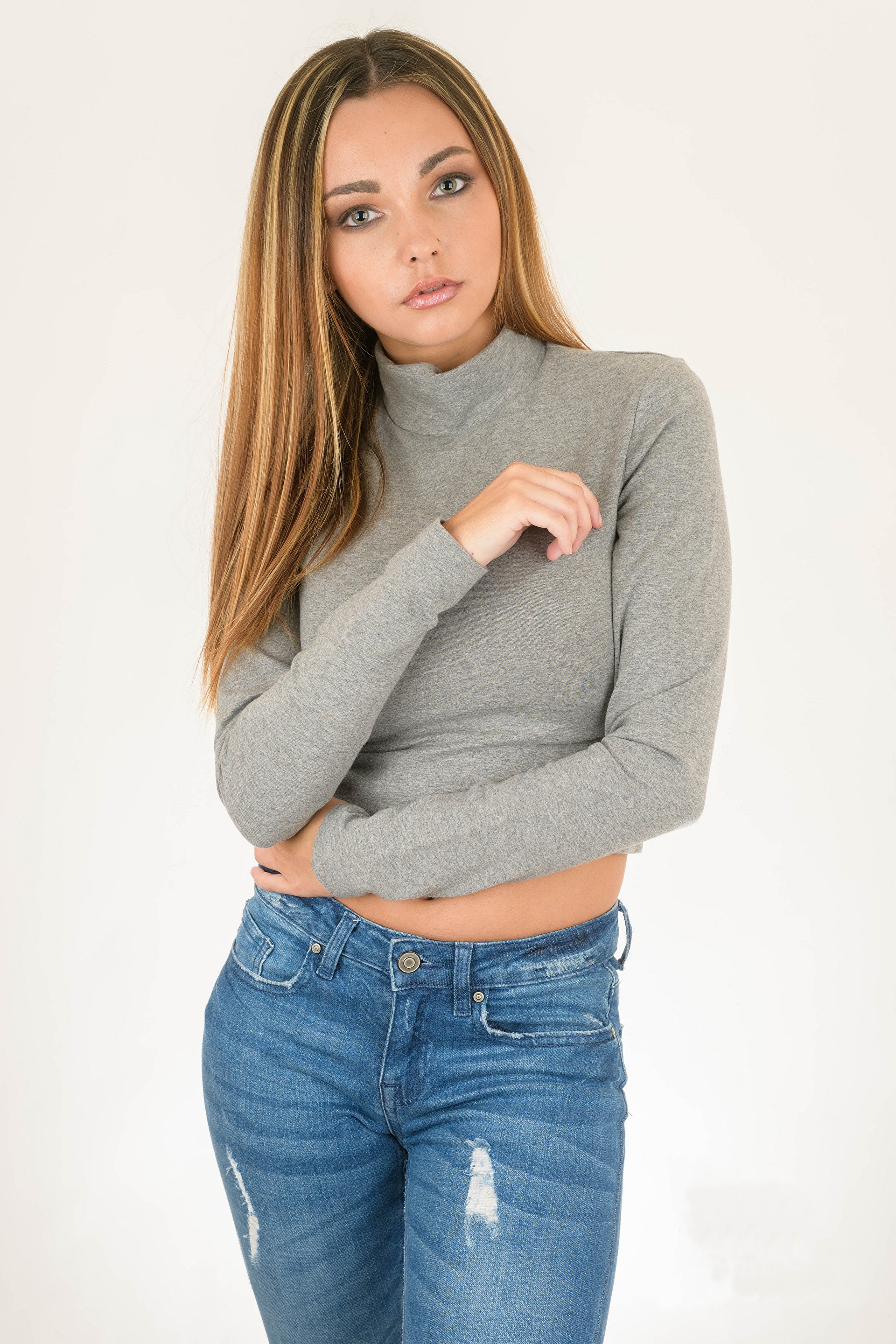 Woman in gray turtleneck and ripped jeans HD Phone Wallpaper