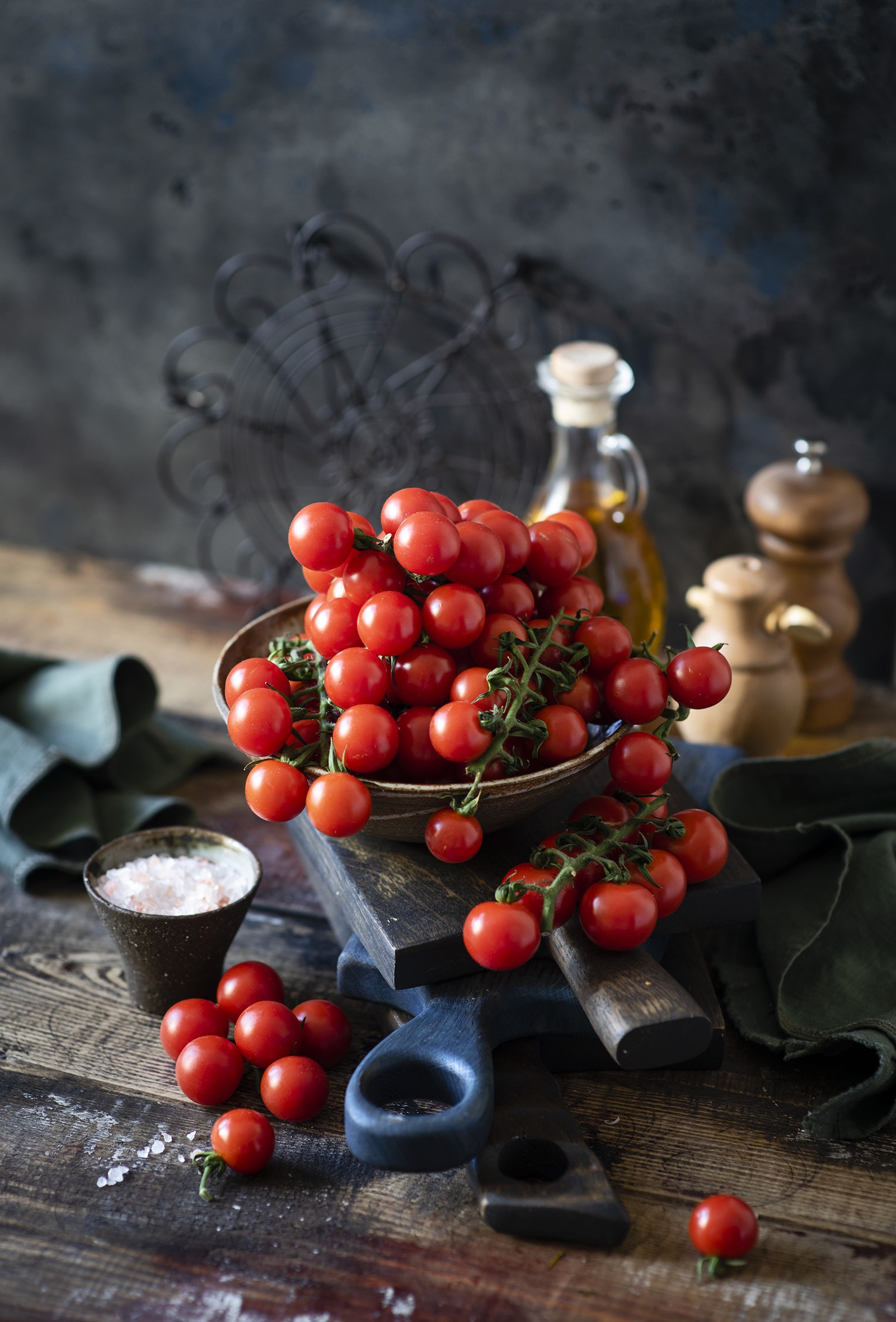 Cherry tomatoes with salt and olive oil HD Phone Wallpaper