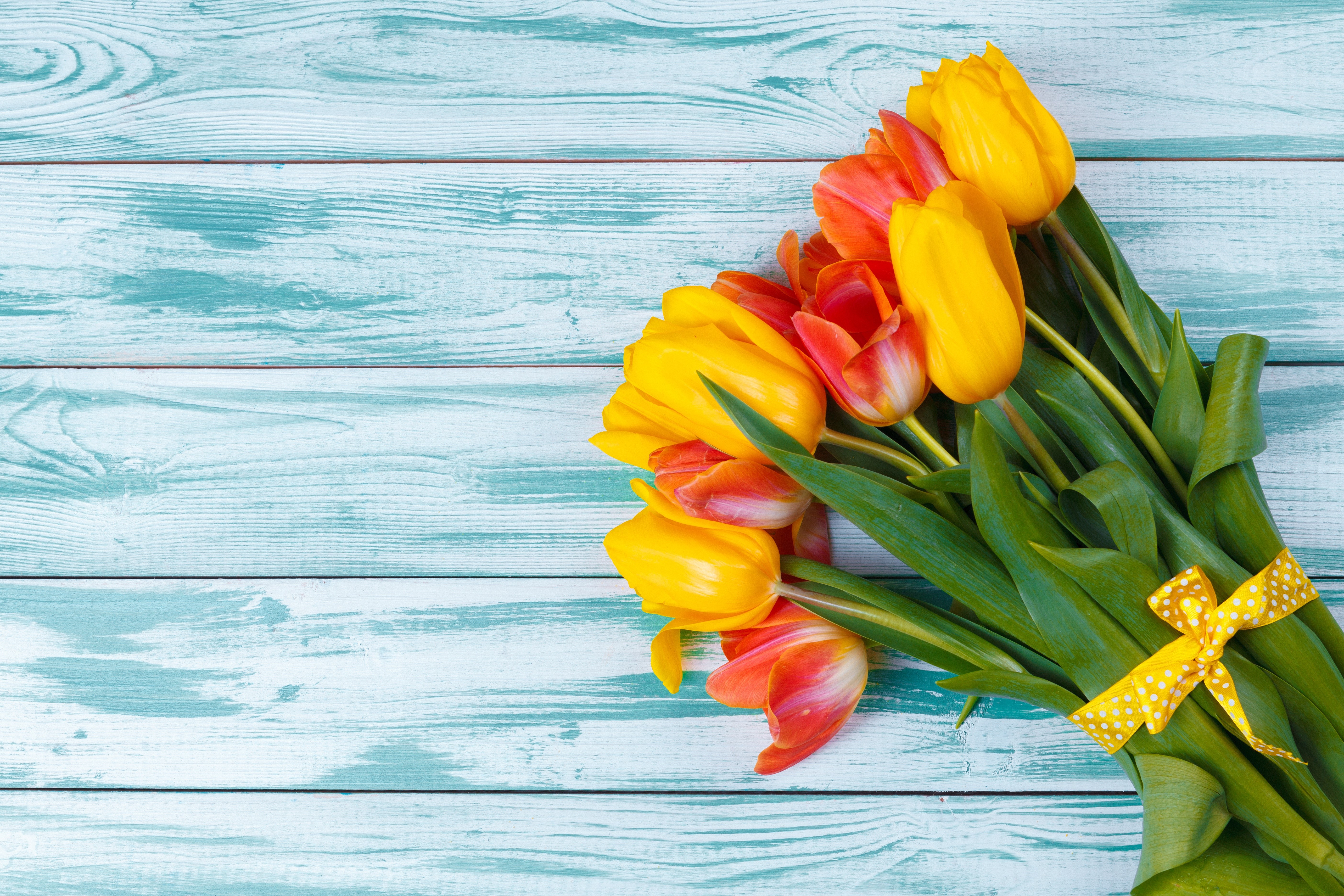 Bouquet of Tulips on Wood Planks HD Wallpaper