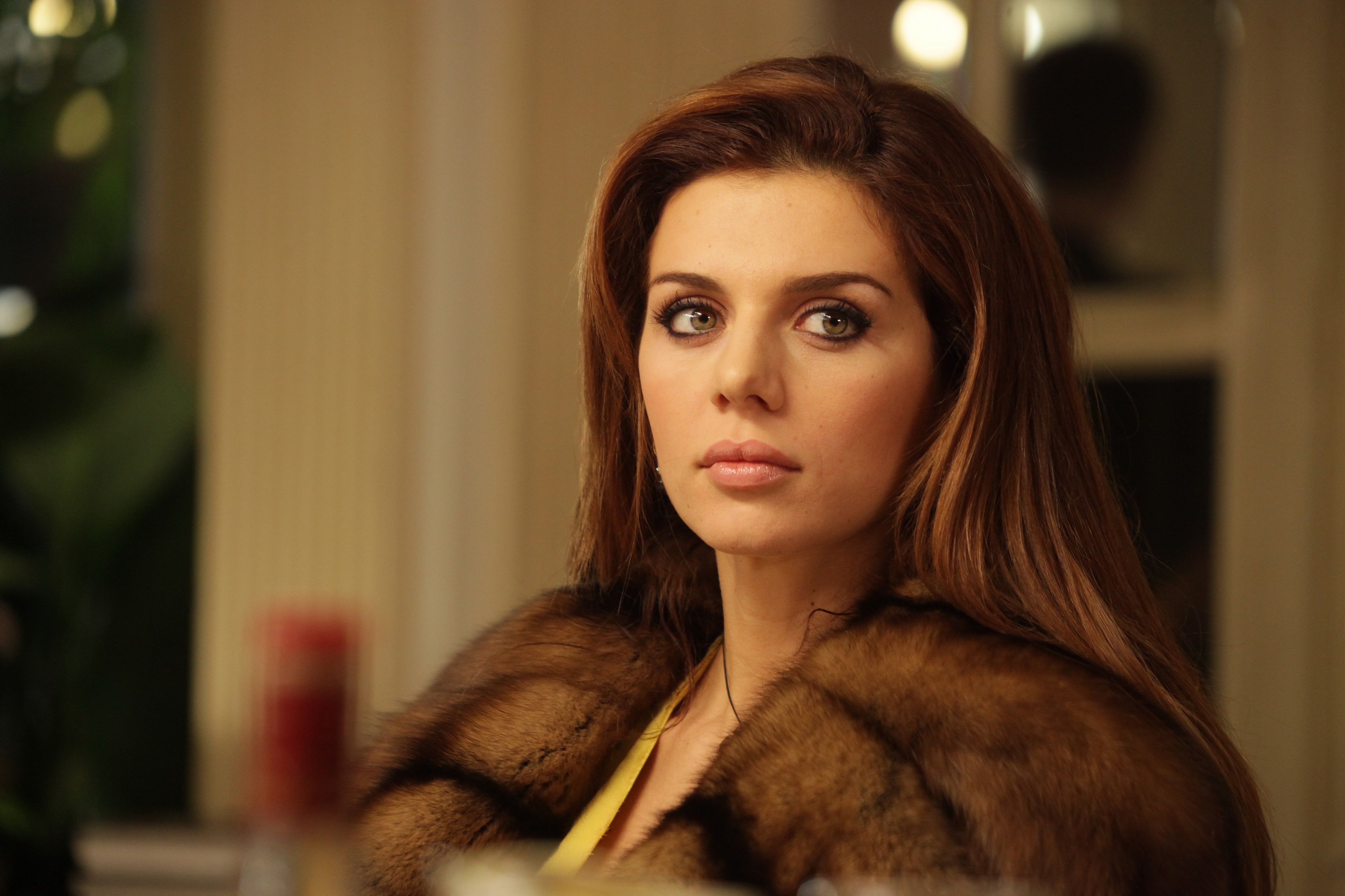 Anna Sedokova wearing a fur coat HD Wallpaper