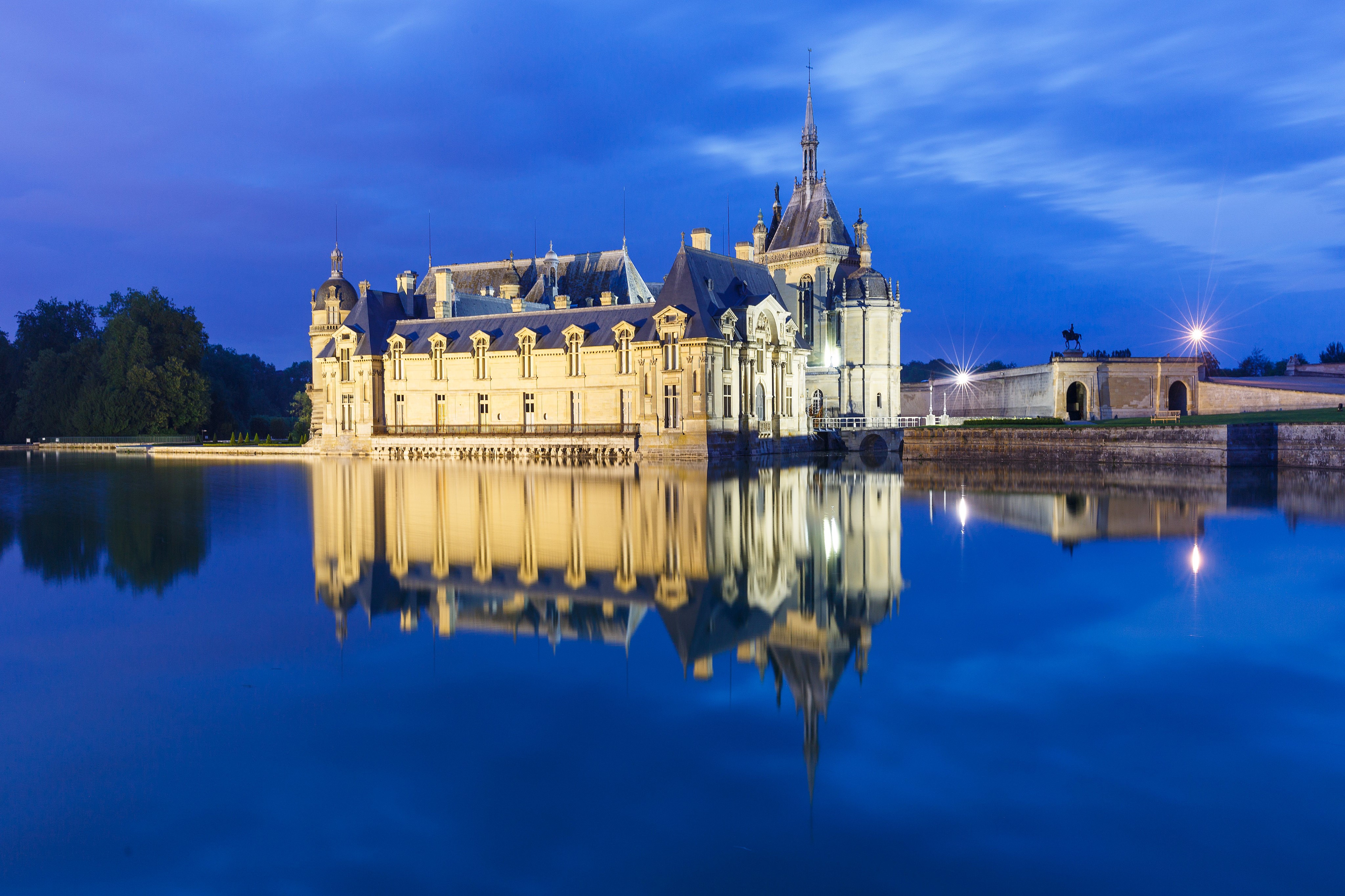 Chateau de Chantilly at dusk with reflection HD Wallpaper