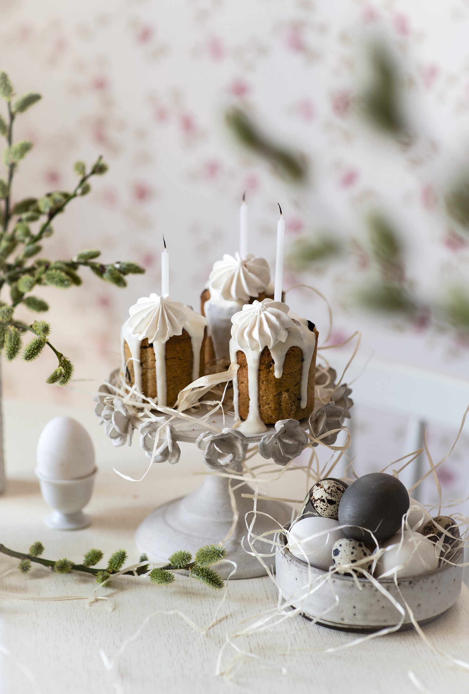 Easter cakes with candles and eggs on a table HD Phone Wallpaper
