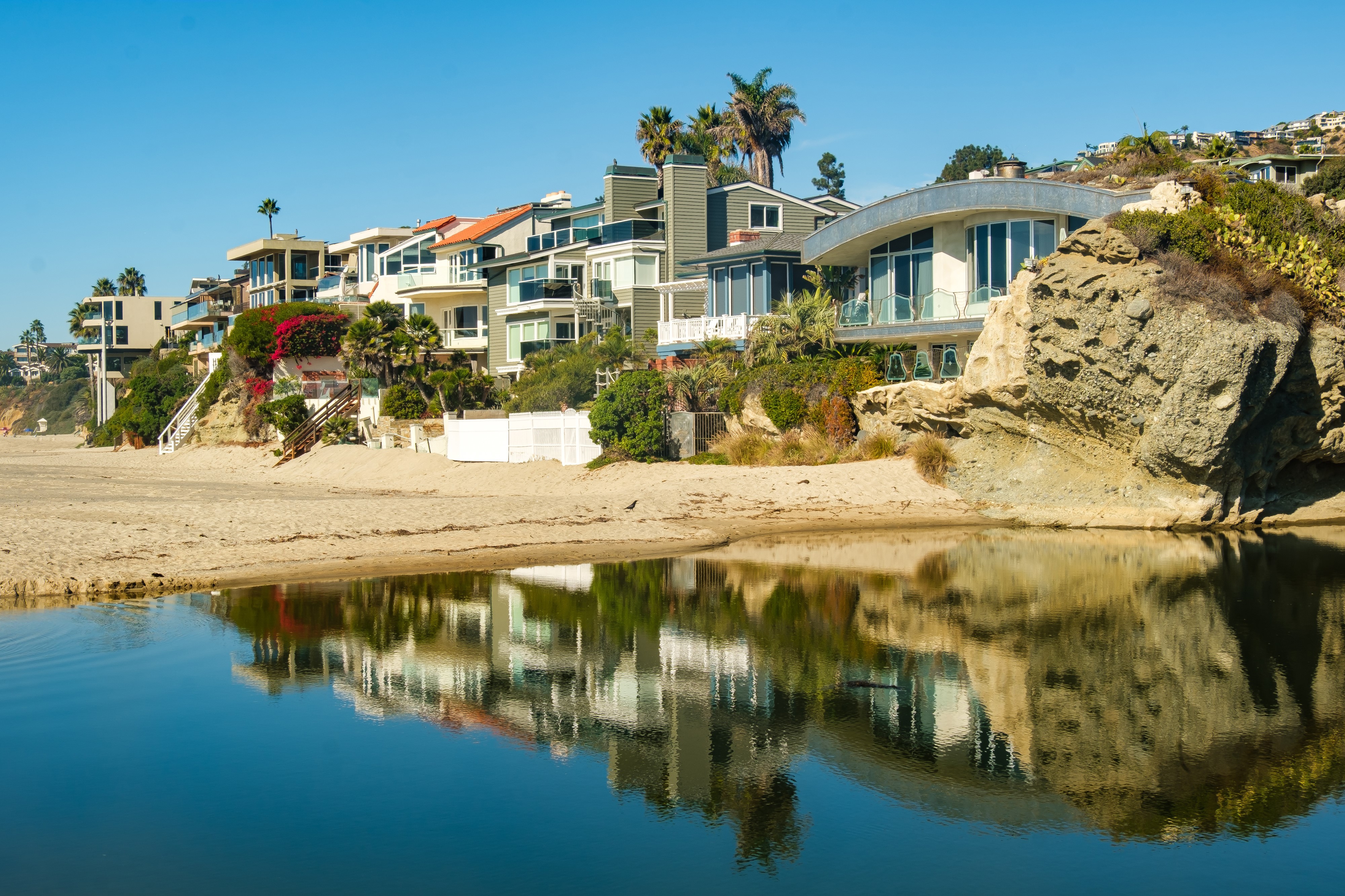 Houses on a cliff overlooking the ocean in Laguna Beach, California HD Wallpaper