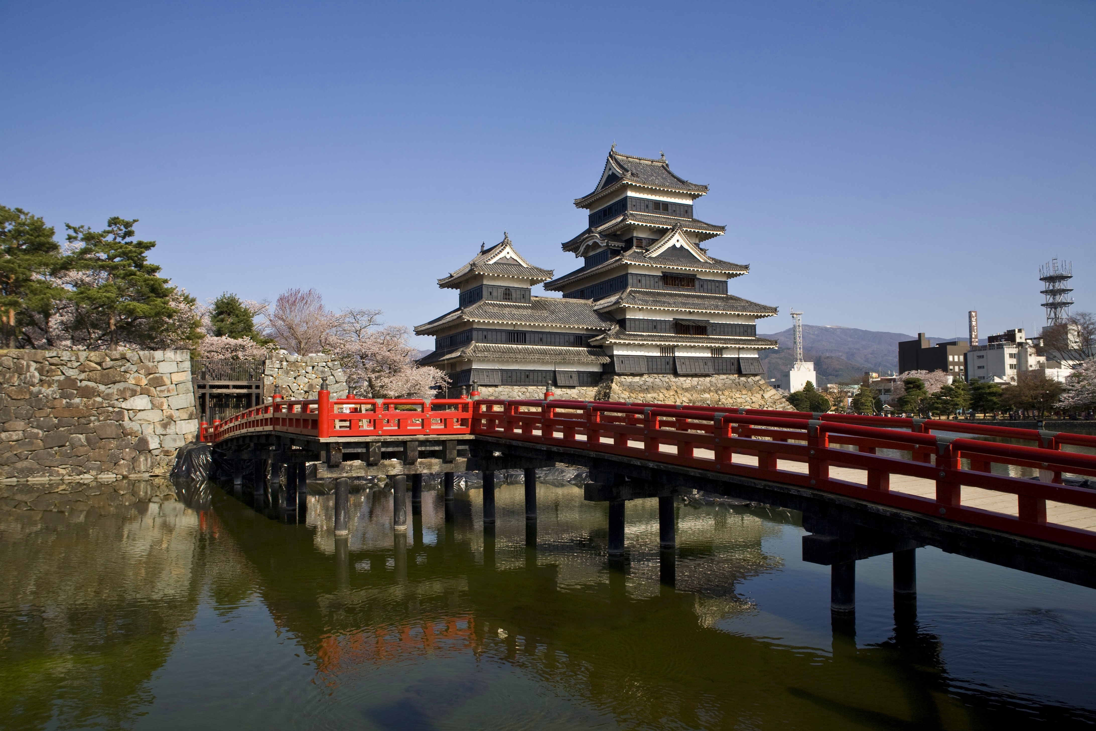 Matsumoto Castle and red bridge in Nagano, Japan HD Wallpaper