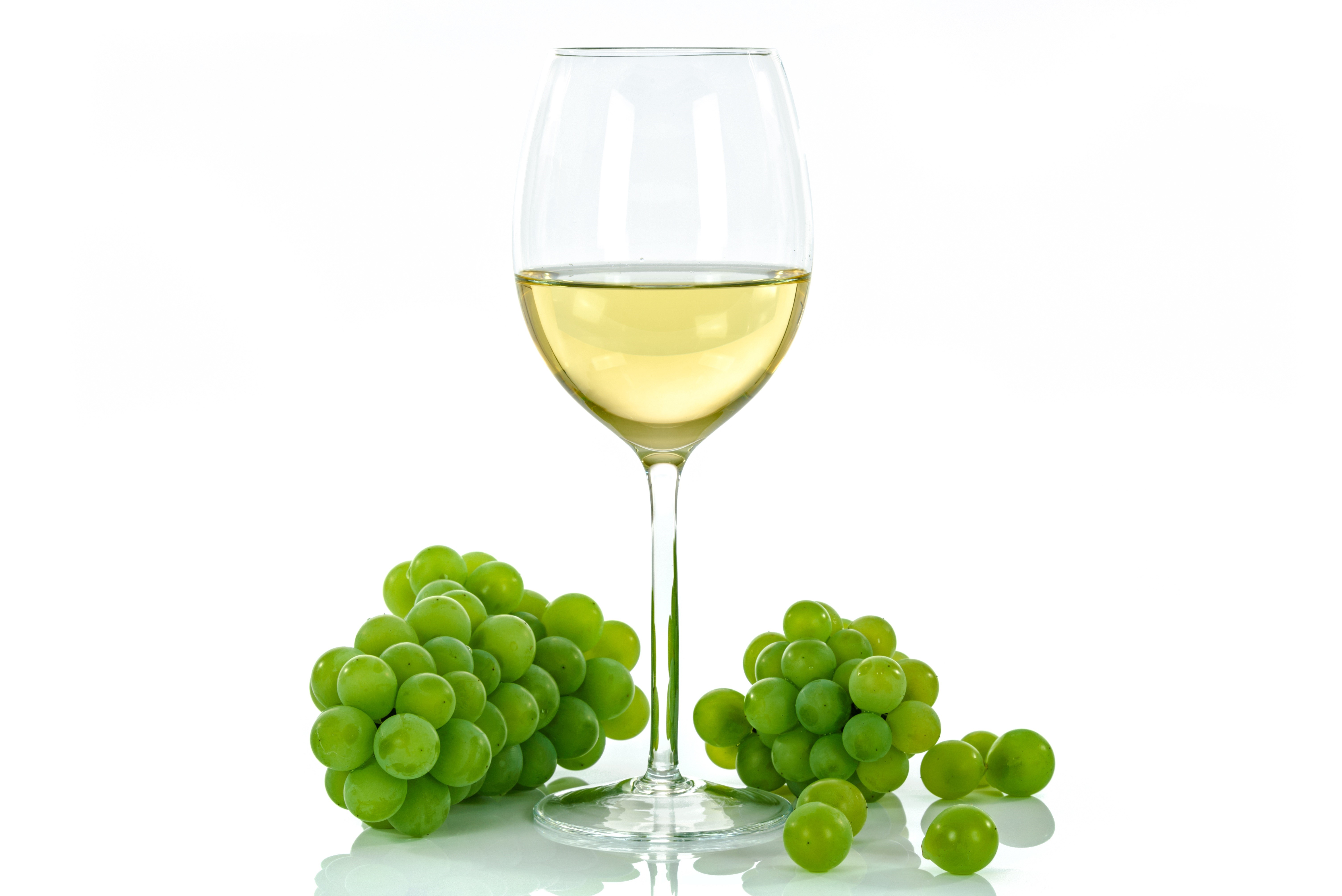 White wine in a glass with green grapes HD Wallpaper