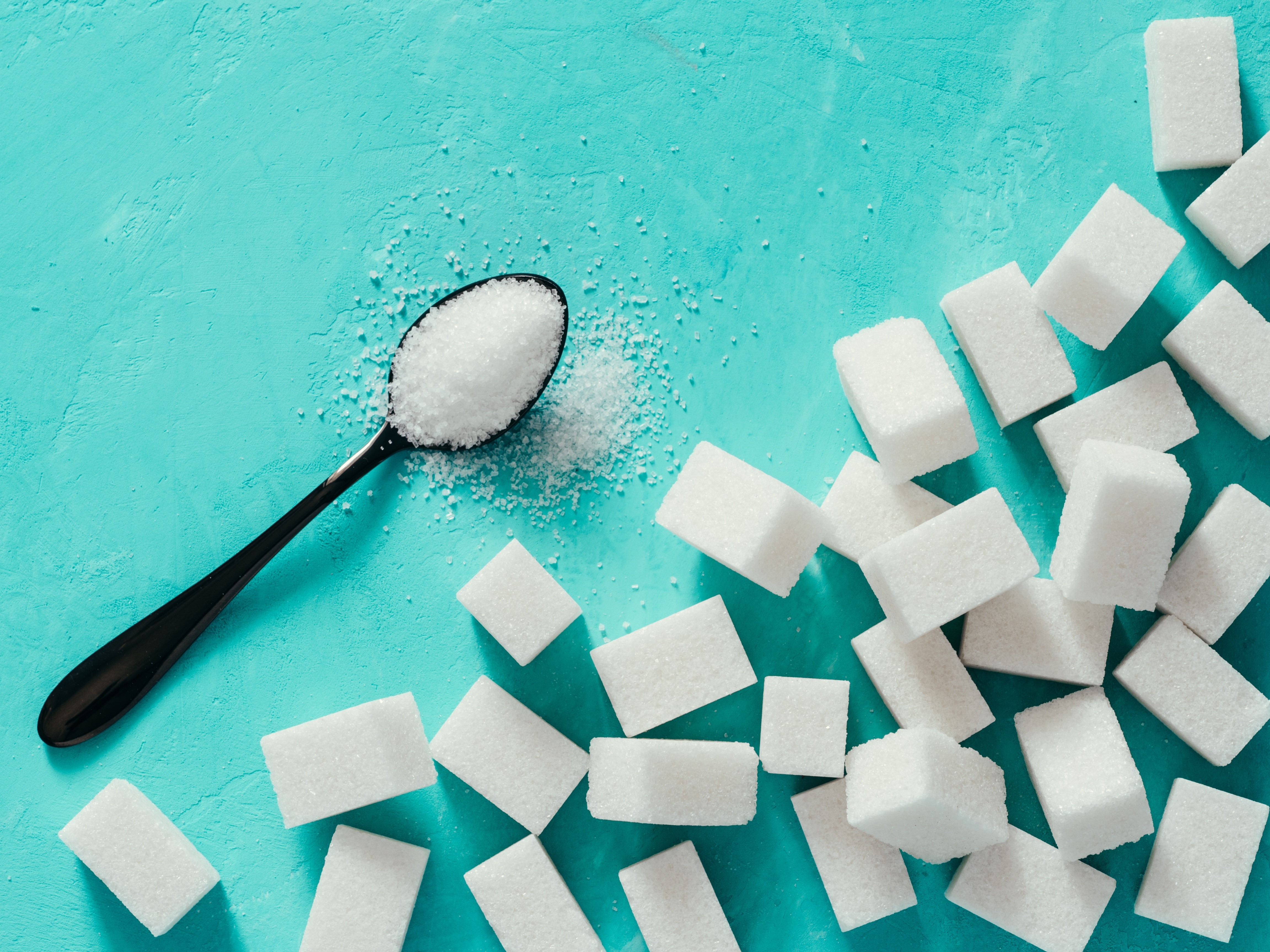 Sugar cubes and spoon with sugar HD Wallpaper