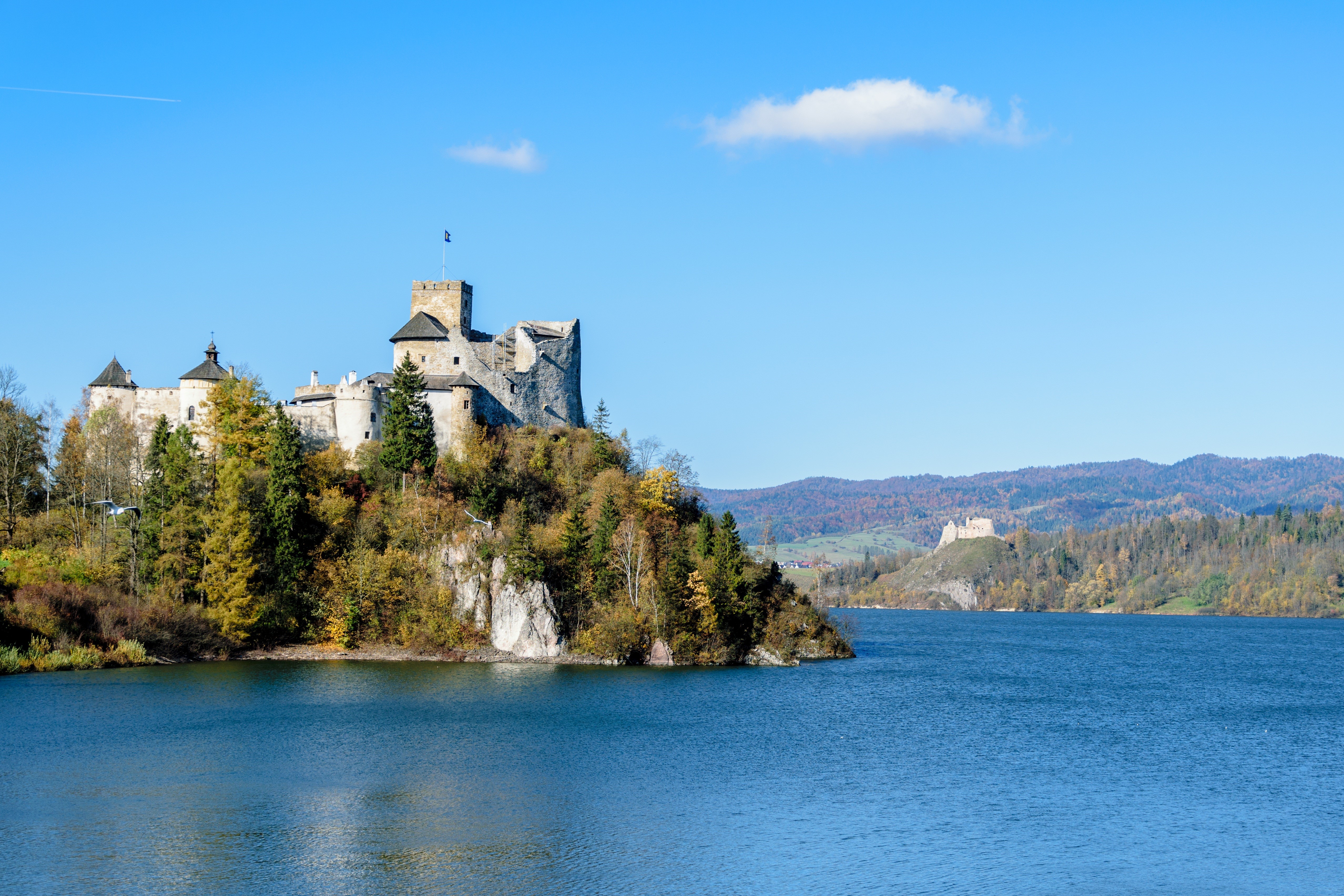 Castle in Niedzica on Lake Czorsztynskie, Poland HD Wallpaper