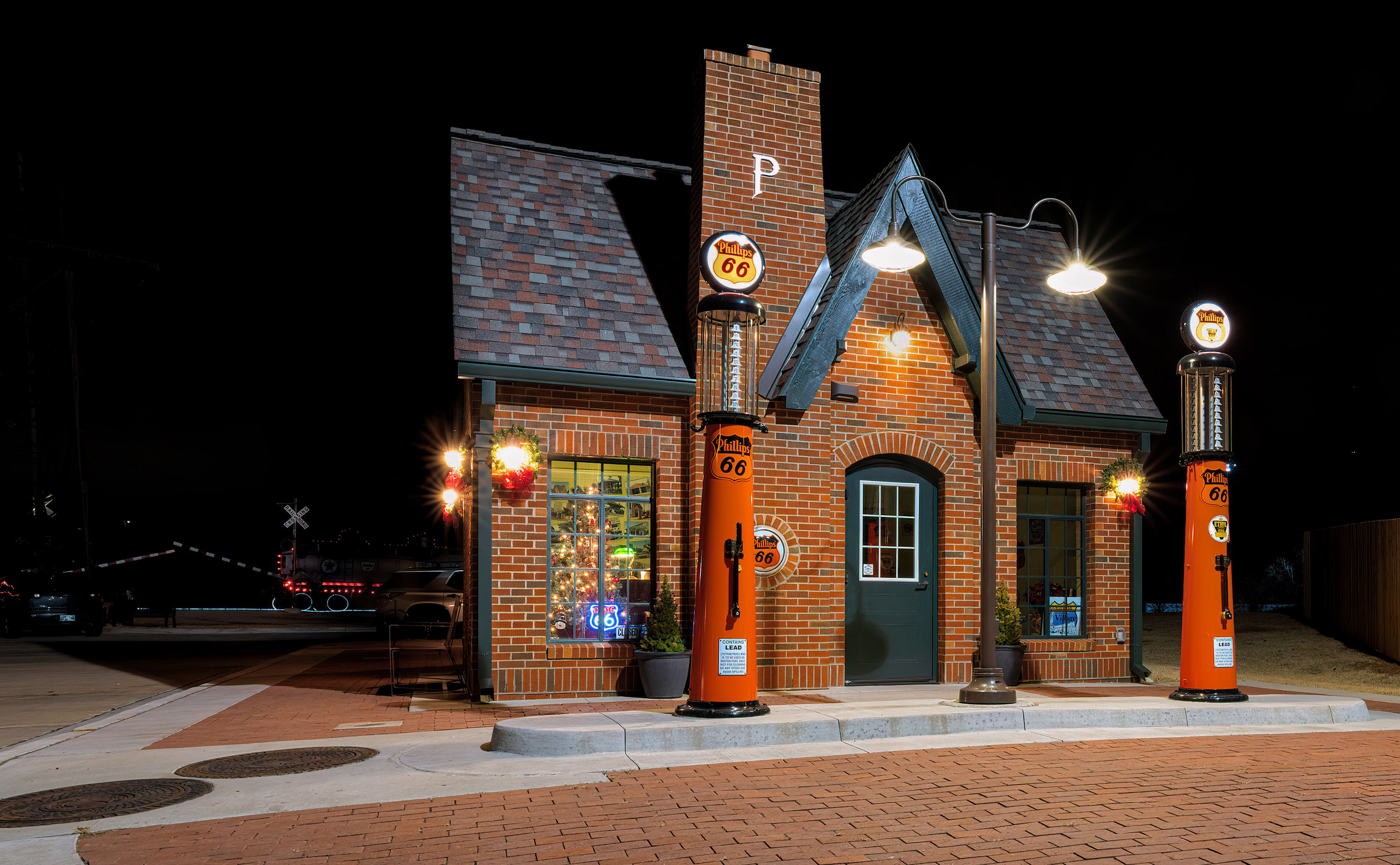 Phillips 66 Station in Red Fork, Oklahoma at Night HD Wallpaper