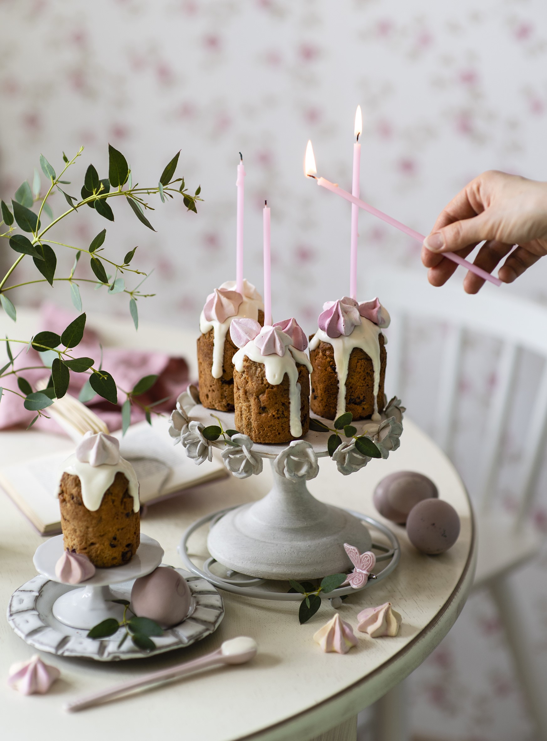 Easter cakes with candles and eggs on a table HD Phone Wallpaper