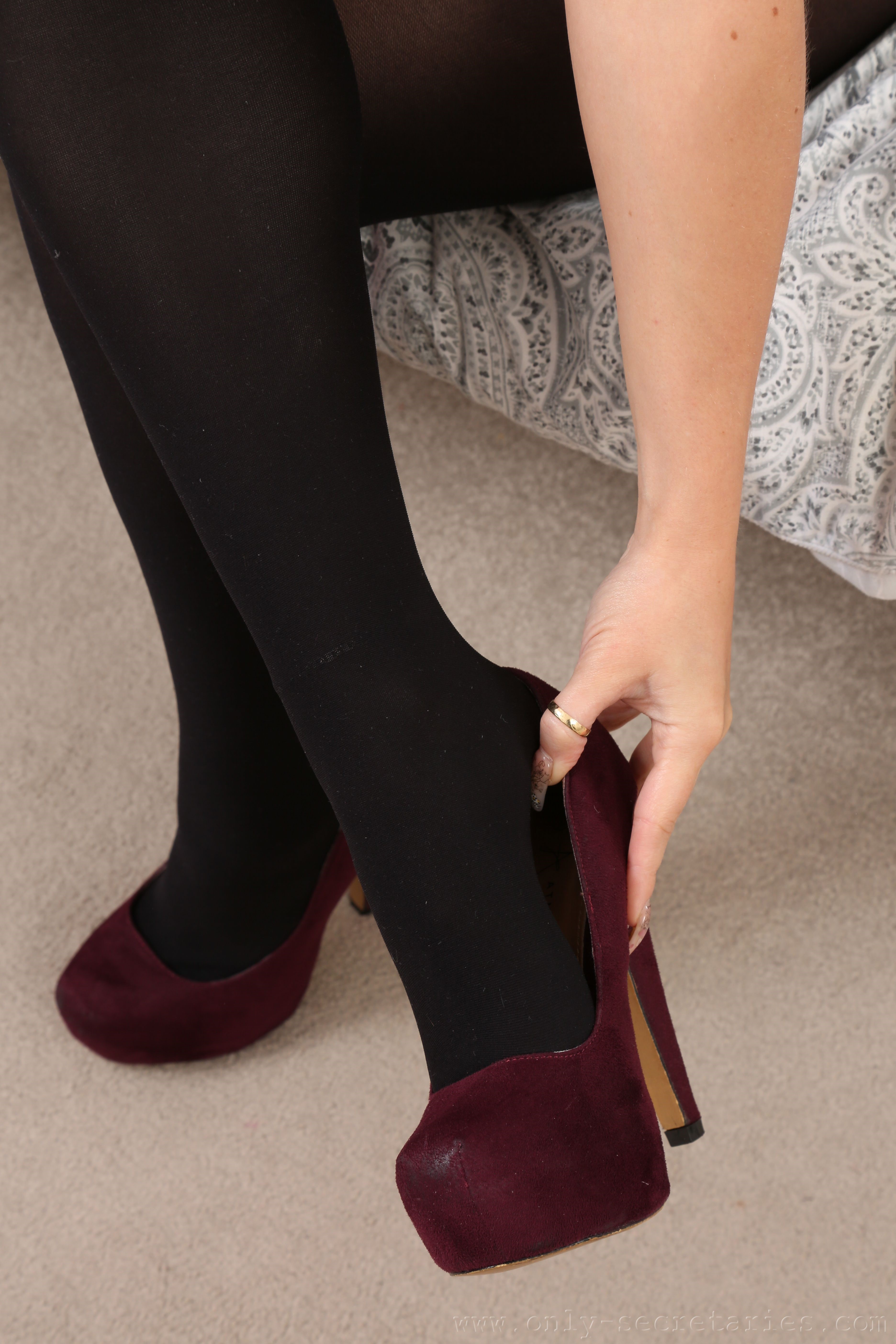 Closeup of Legs in Stilettos and Pantyhose HD Phone Wallpaper