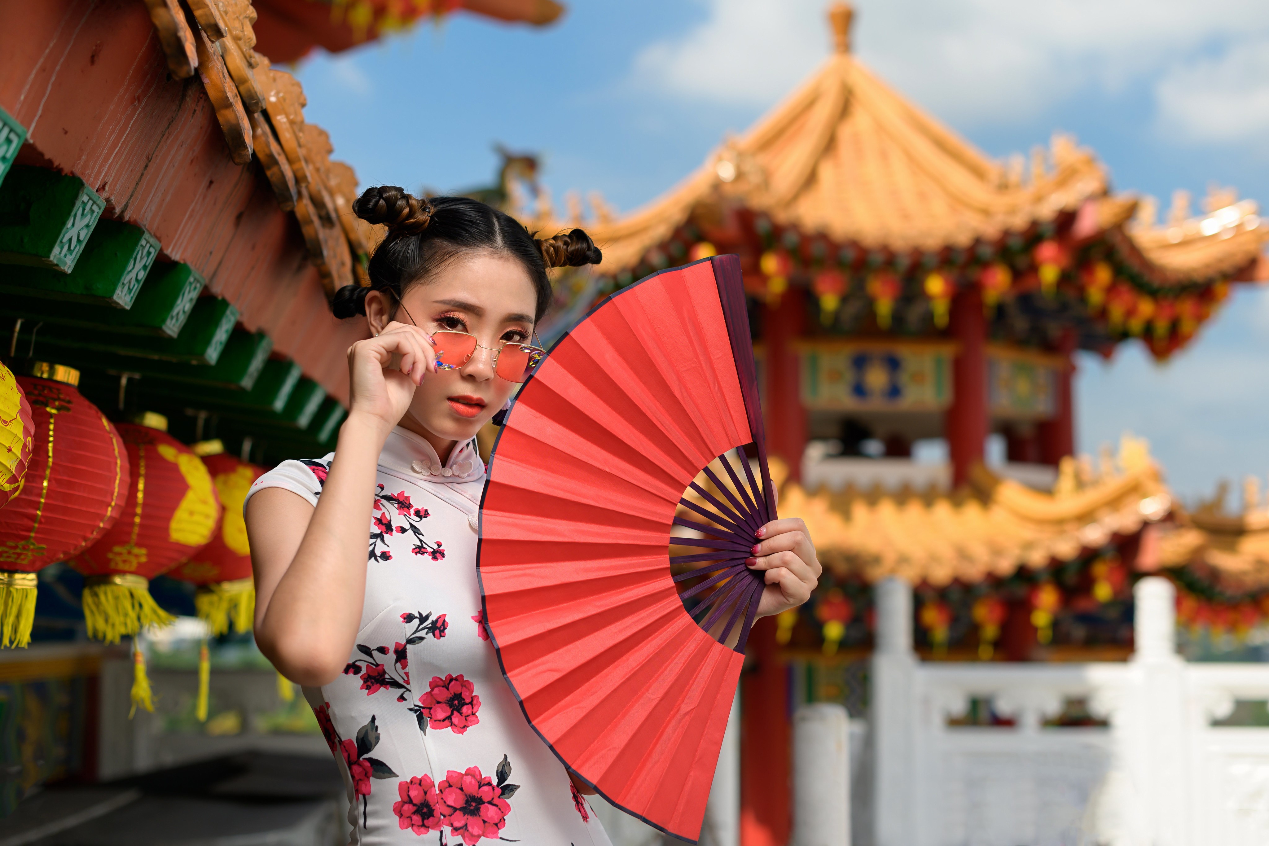 Asian woman in traditional dress with fan and glasses HD Wallpaper