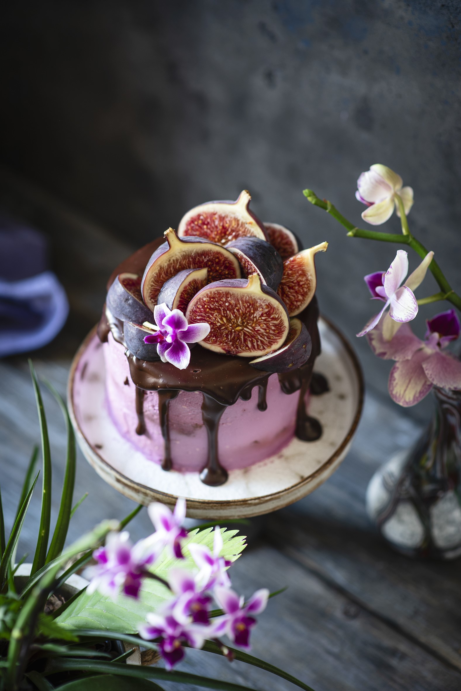 Pink cake with chocolate ganache and figs HD Phone Wallpaper