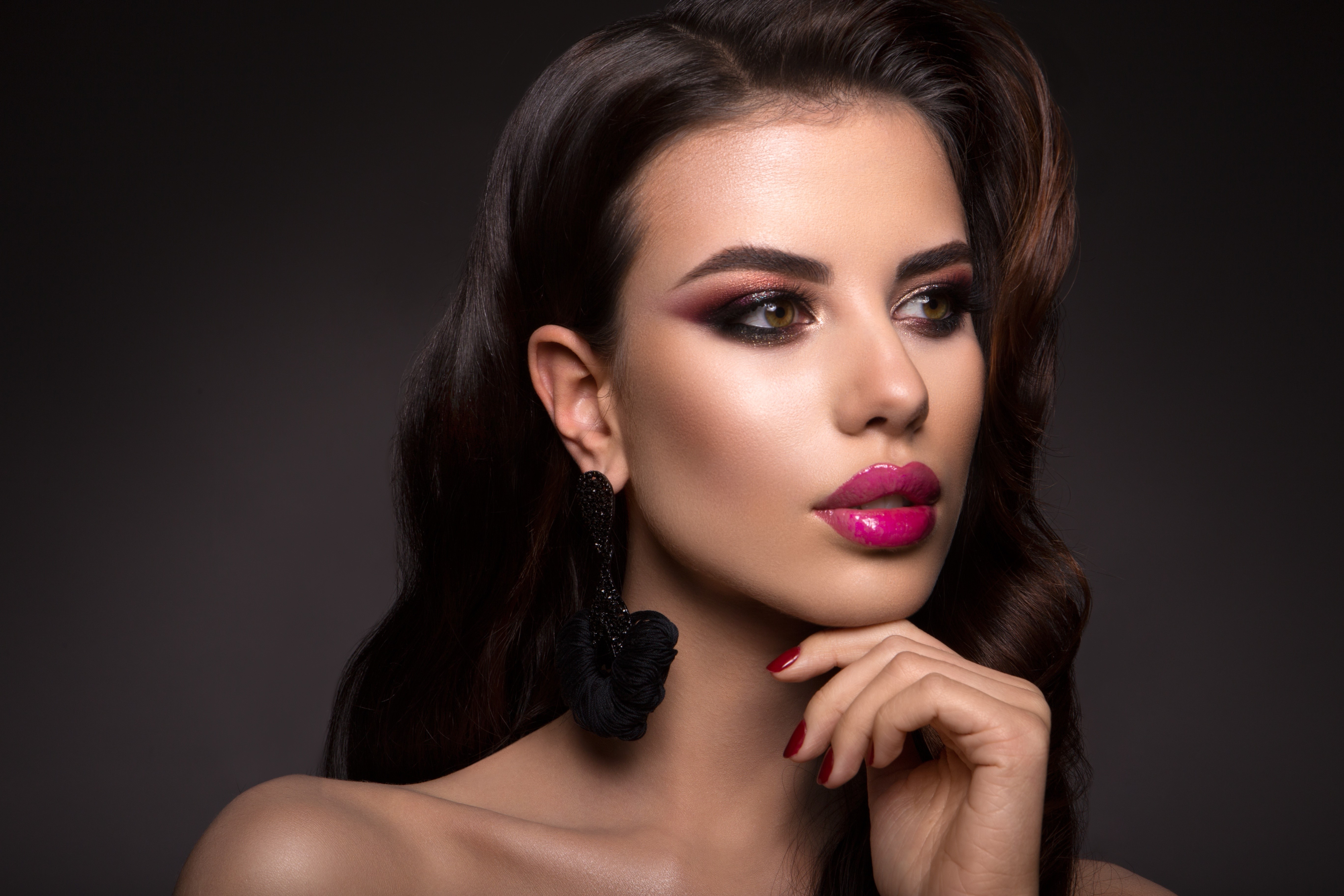 Model with dramatic makeup and black earrings HD Wallpaper