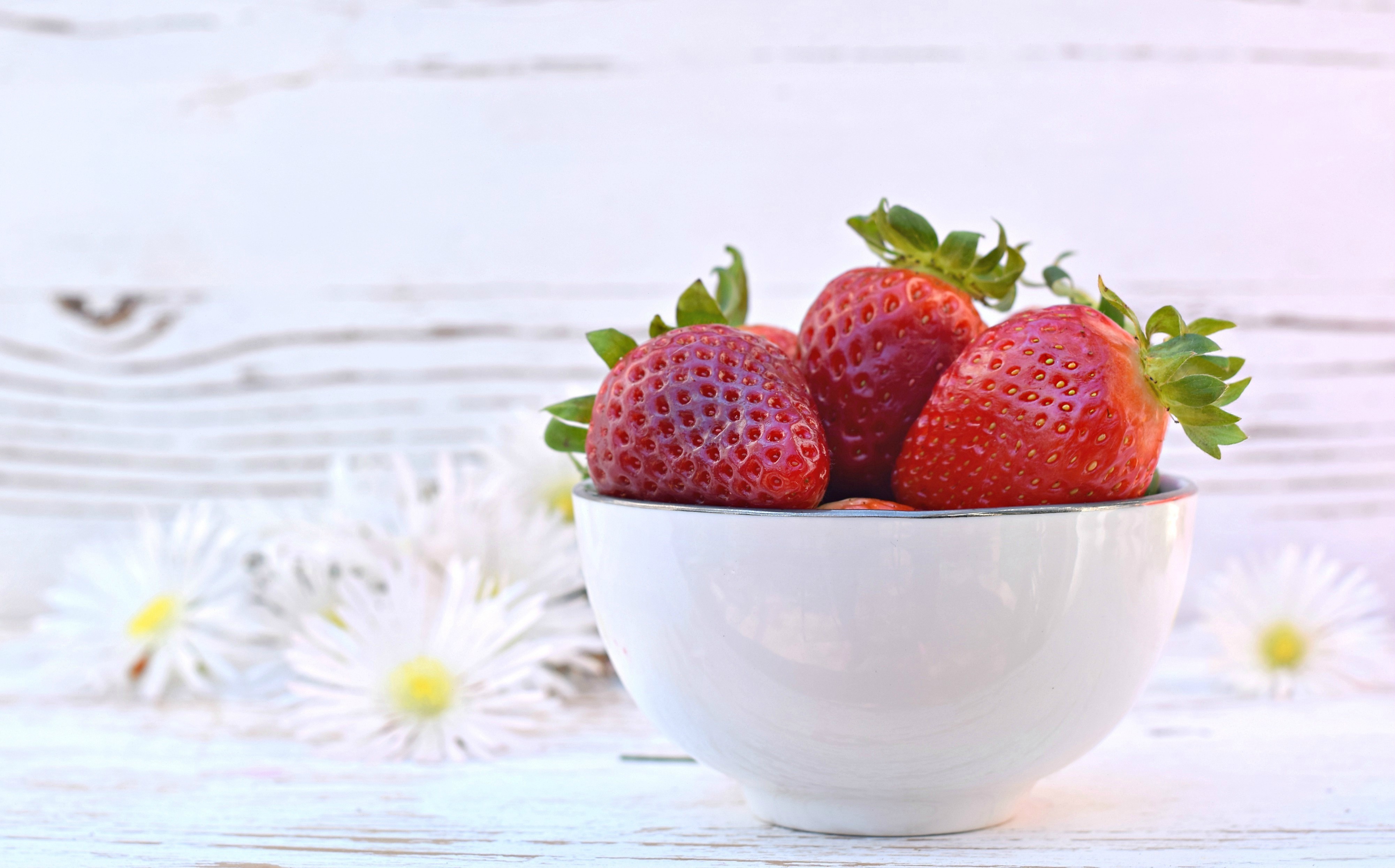 Strawberries in a bowl with flowers HD Wallpaper
