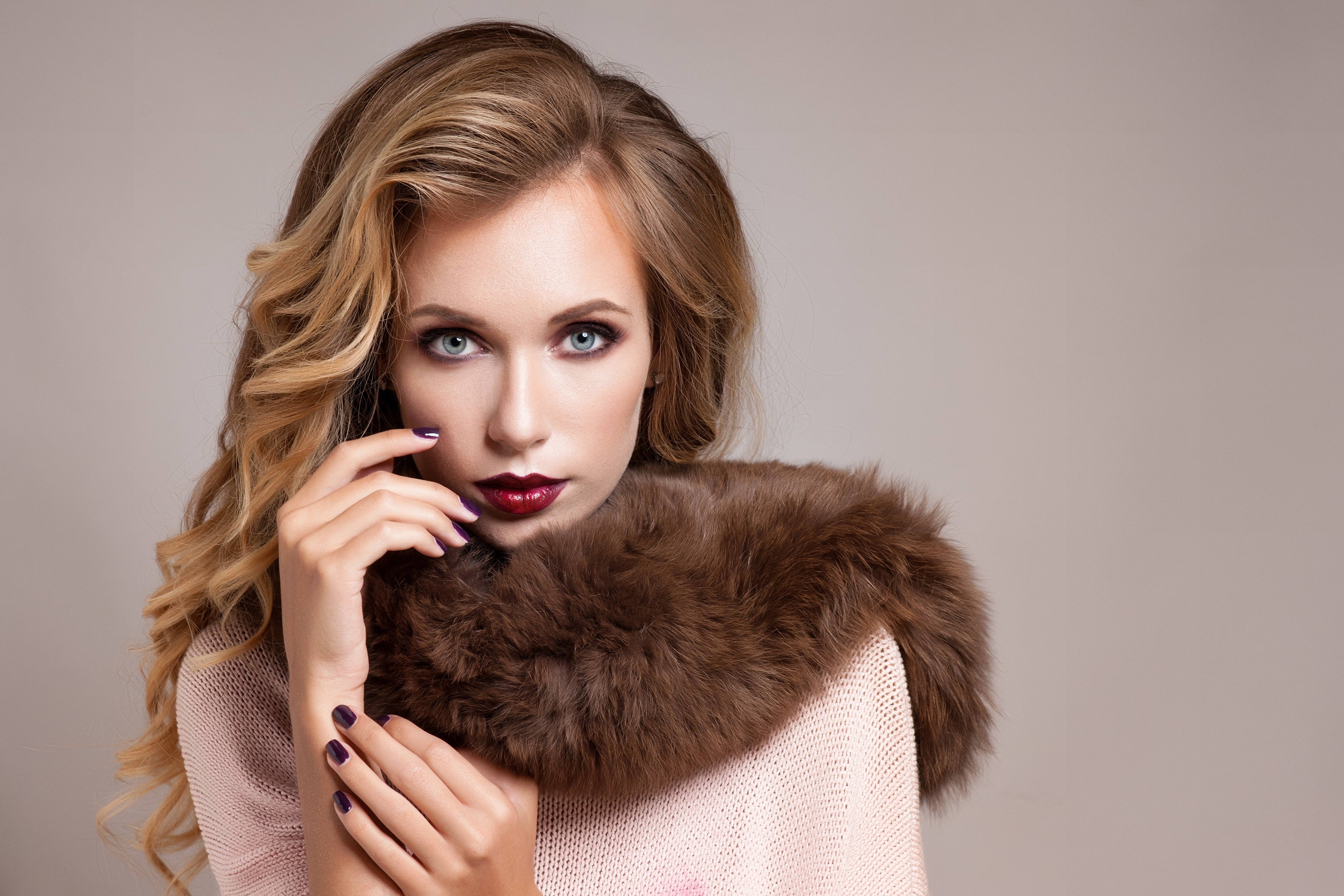 Model with dark lipstick and fur collar HD Wallpaper