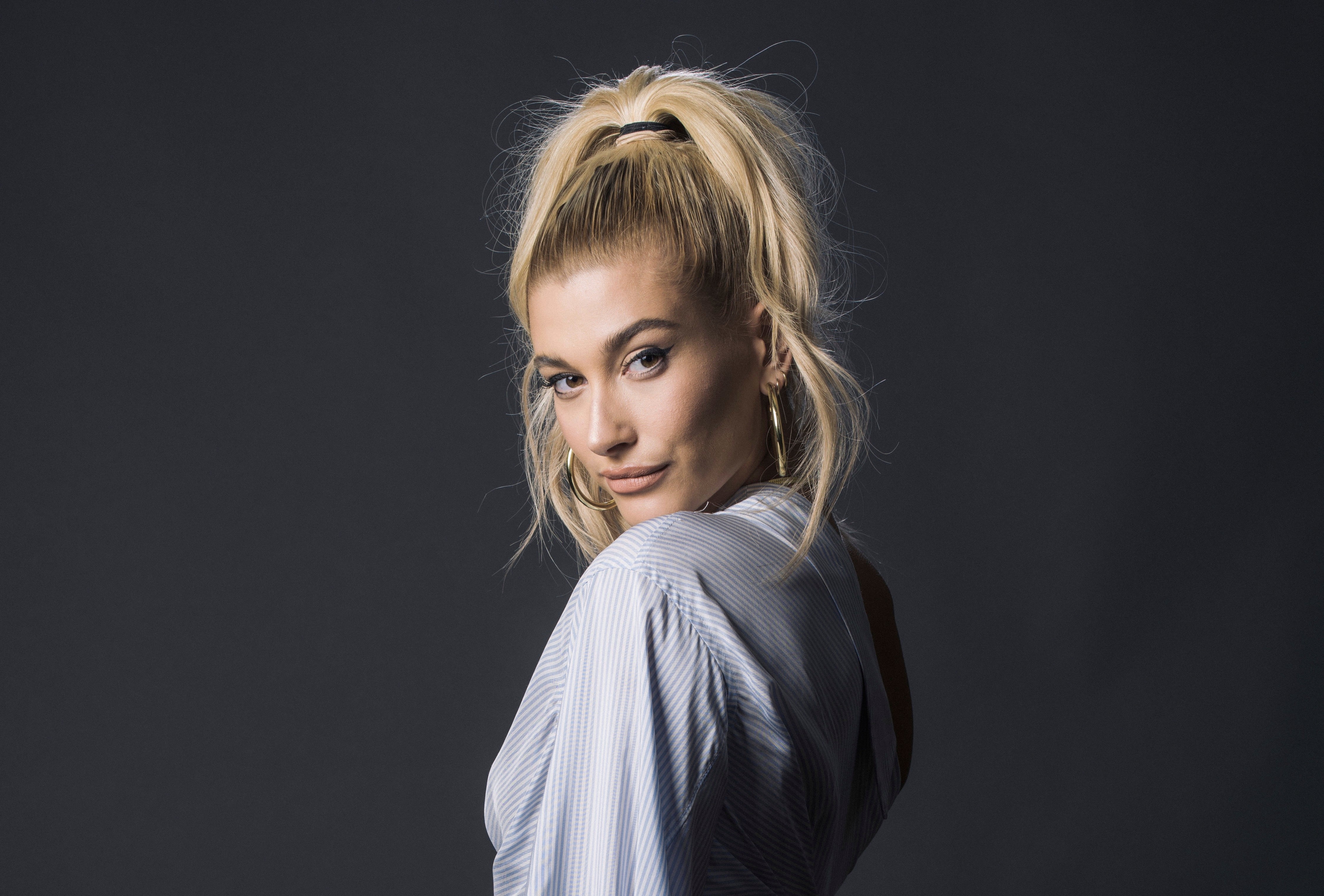 Hailey Baldwin with blonde ponytail HD Wallpaper