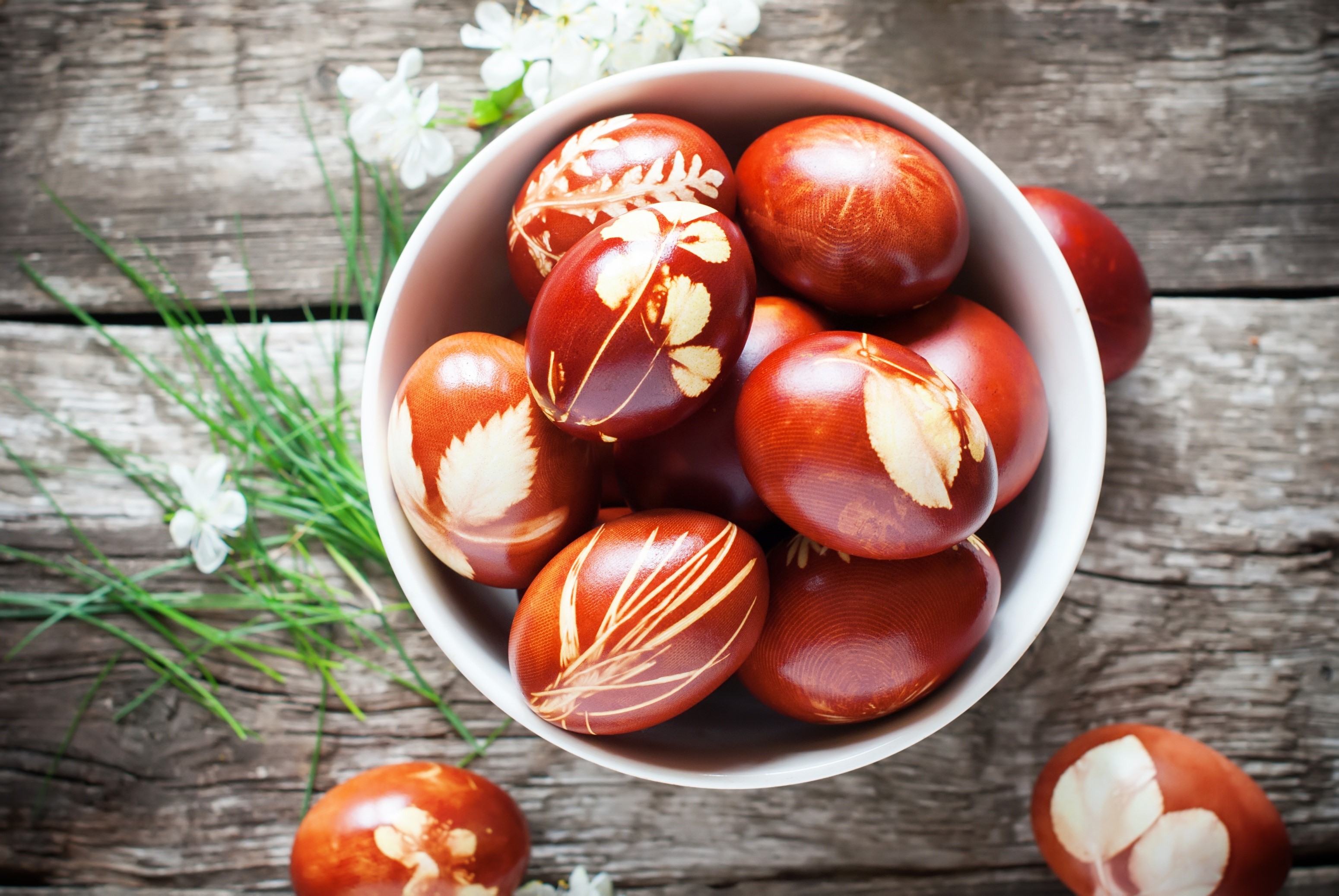 Easter Eggs in a Bowl with Flowers HD Wallpaper