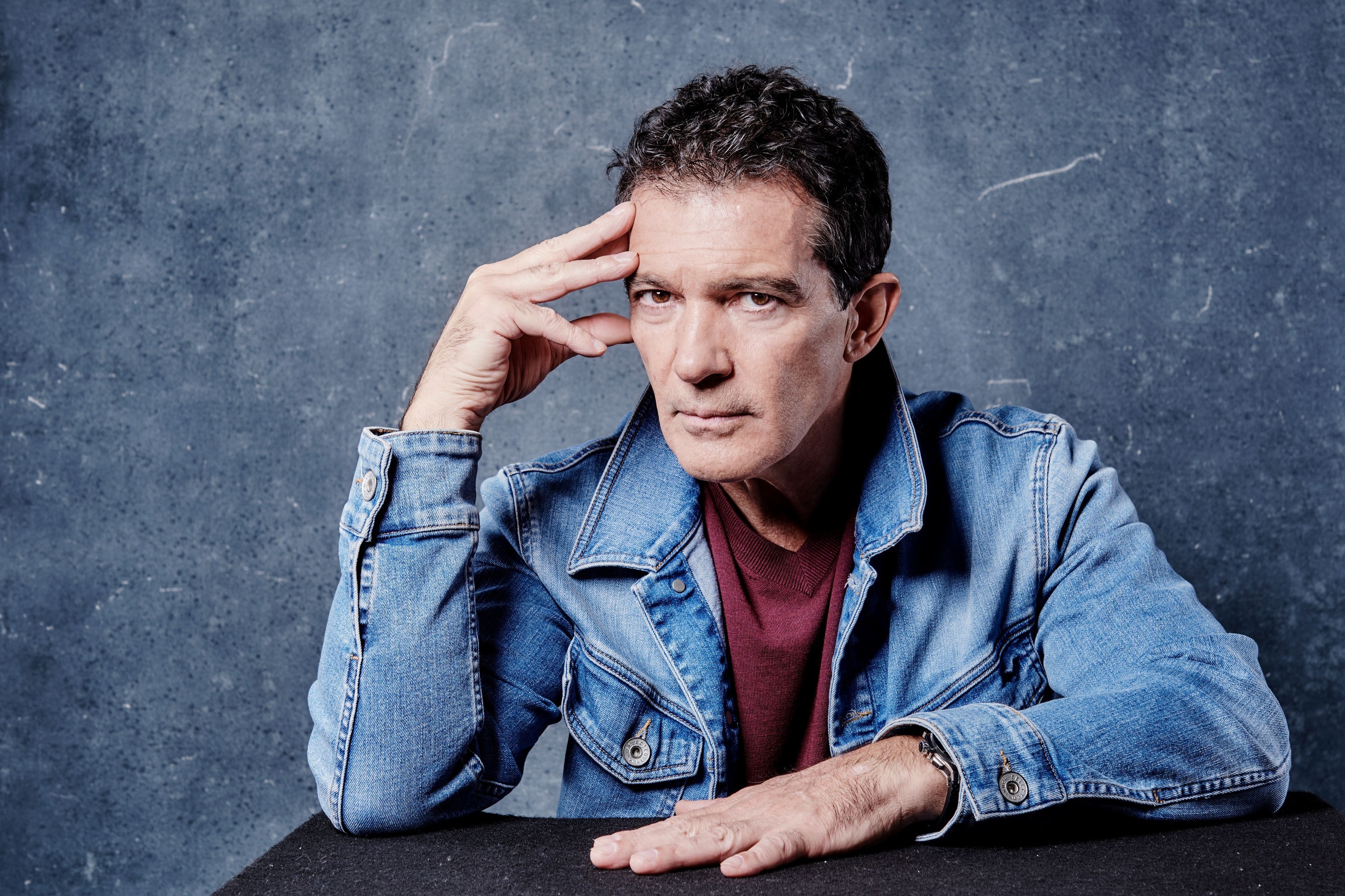 Antonio Banderas wearing a denim jacket HD Wallpaper