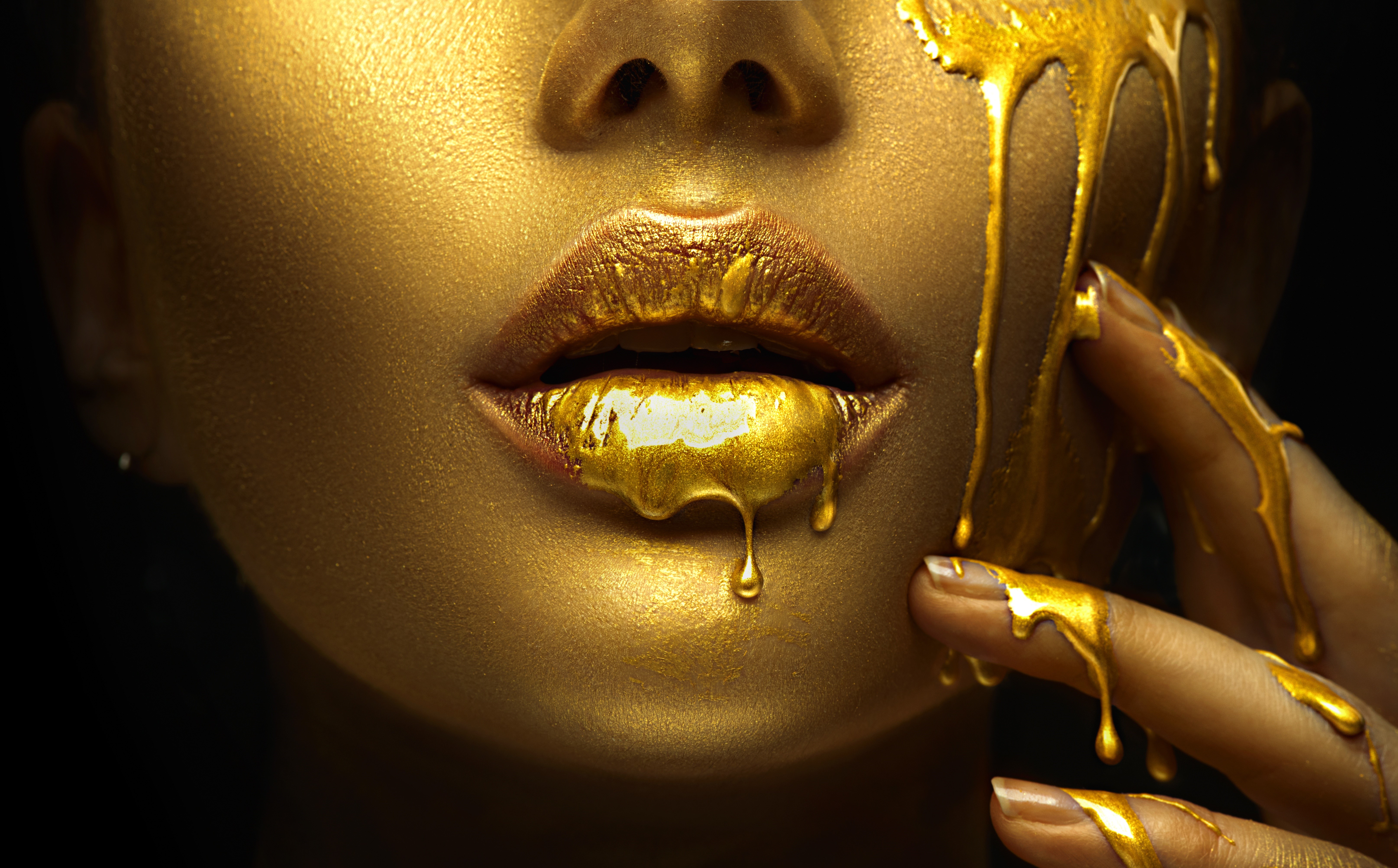 Gold makeup dripping on lips and face HD Wallpaper