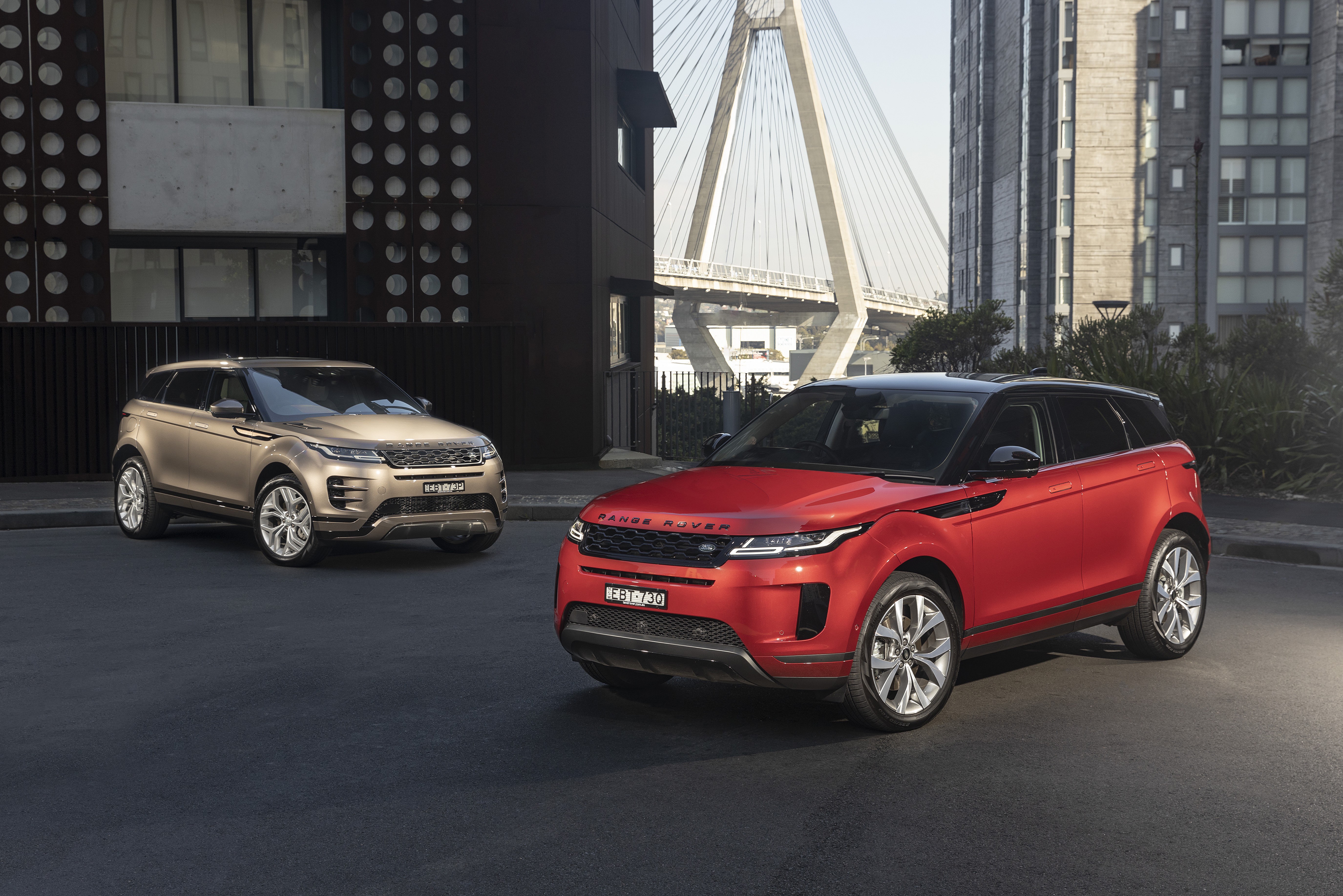 Two Range Rover Evoque SUVs parked on a street HD Wallpaper