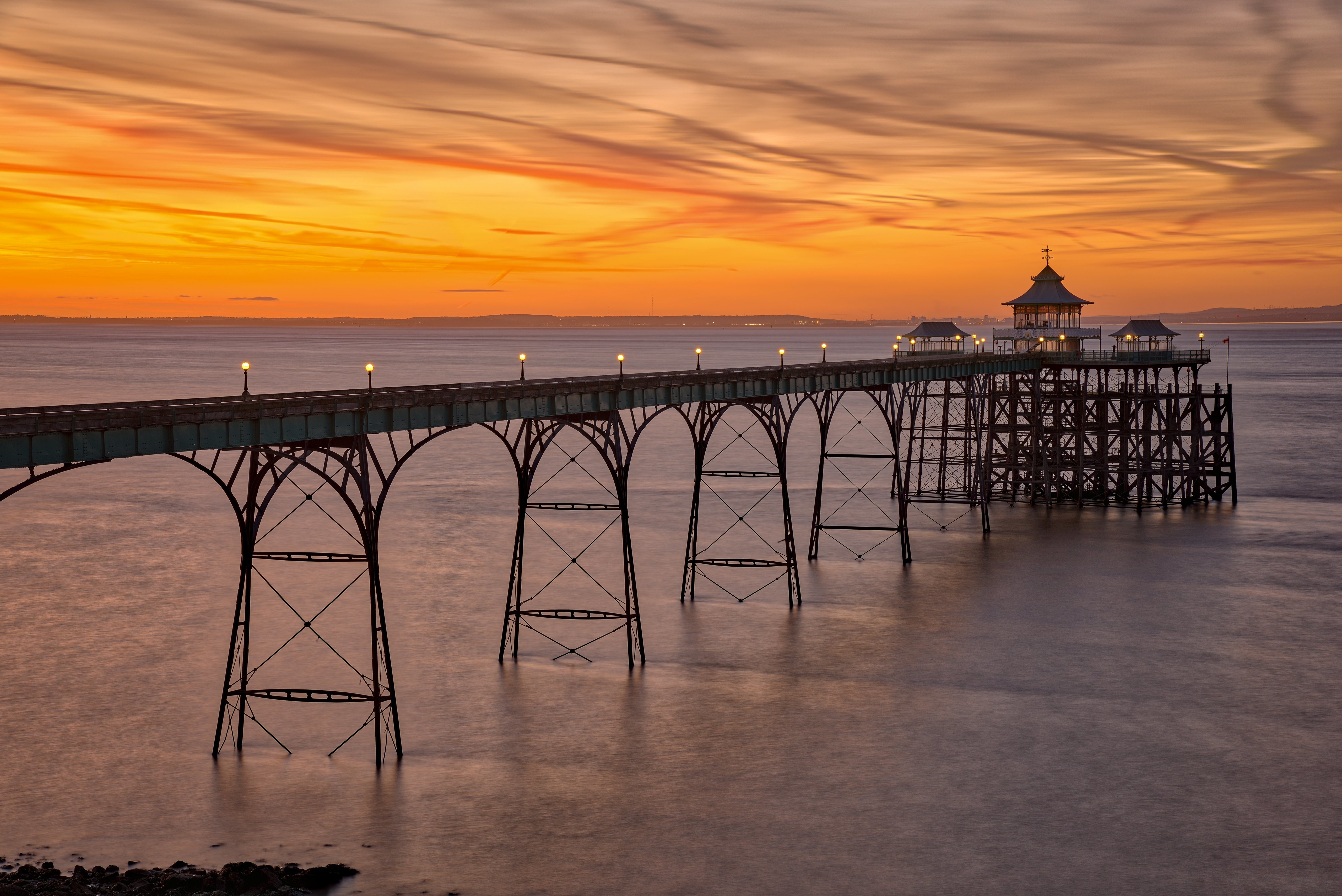 Clevedon Pier at sunset, Somerset, England HD Wallpaper