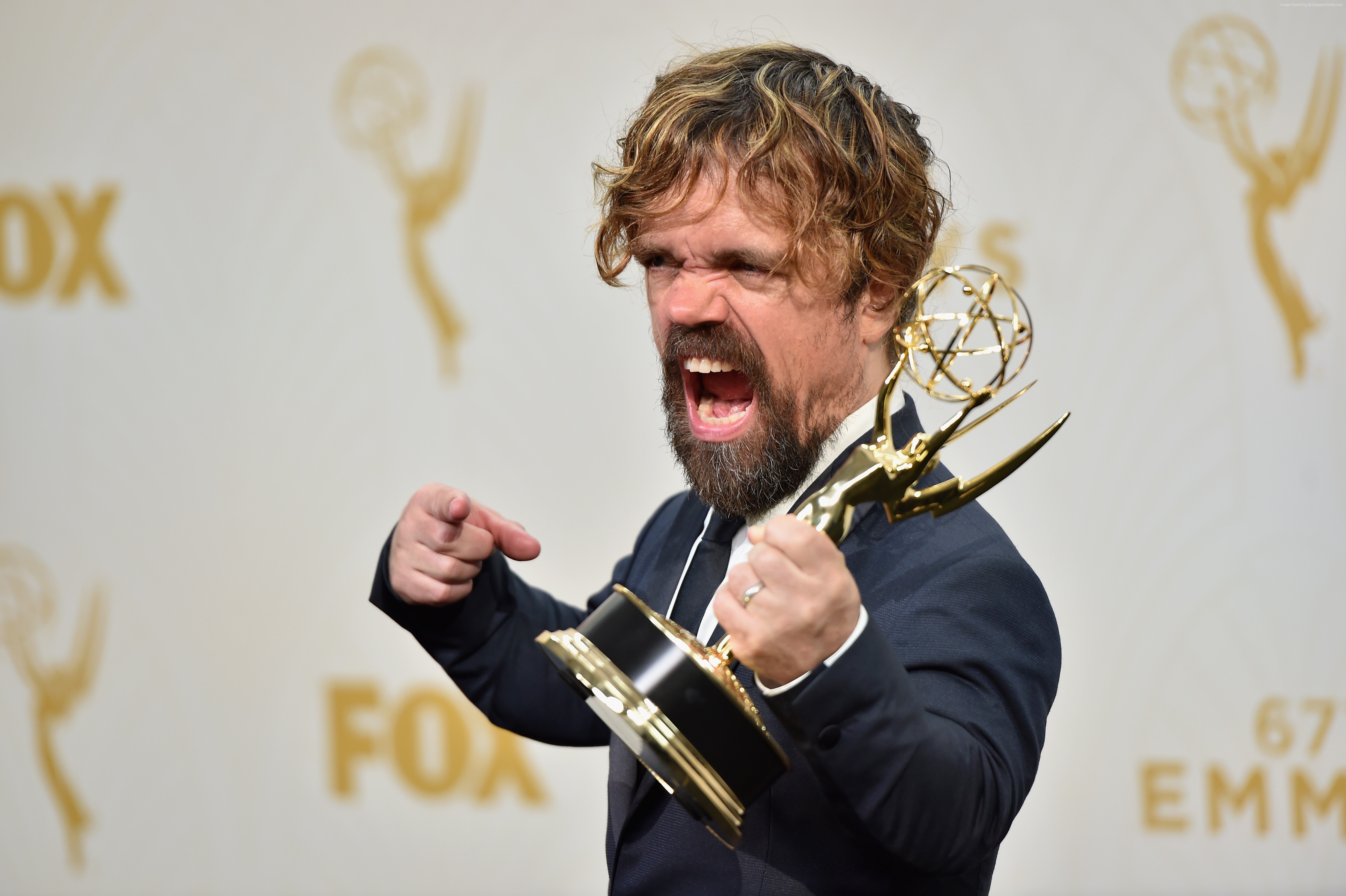 Peter Dinklage holding an Emmy Award HD Wallpaper