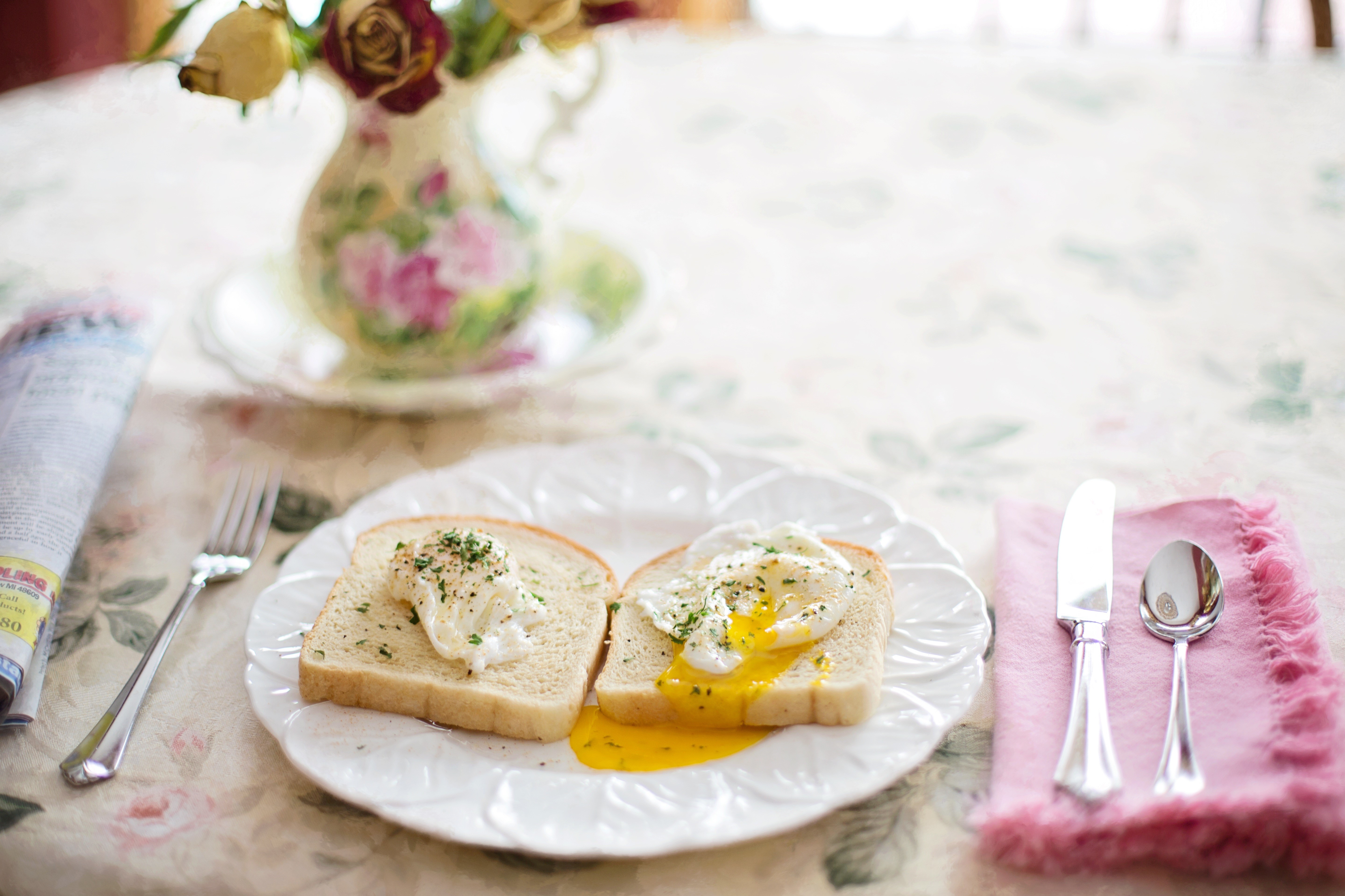 Poached eggs on toast with a vase of flowers HD Wallpaper